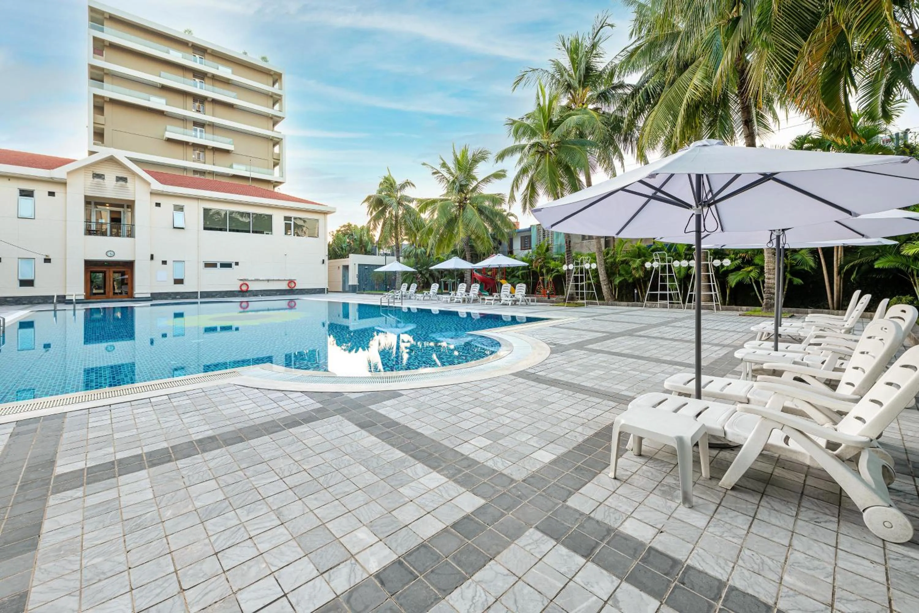 Swimming pool in Sunflower Hotel & International Village