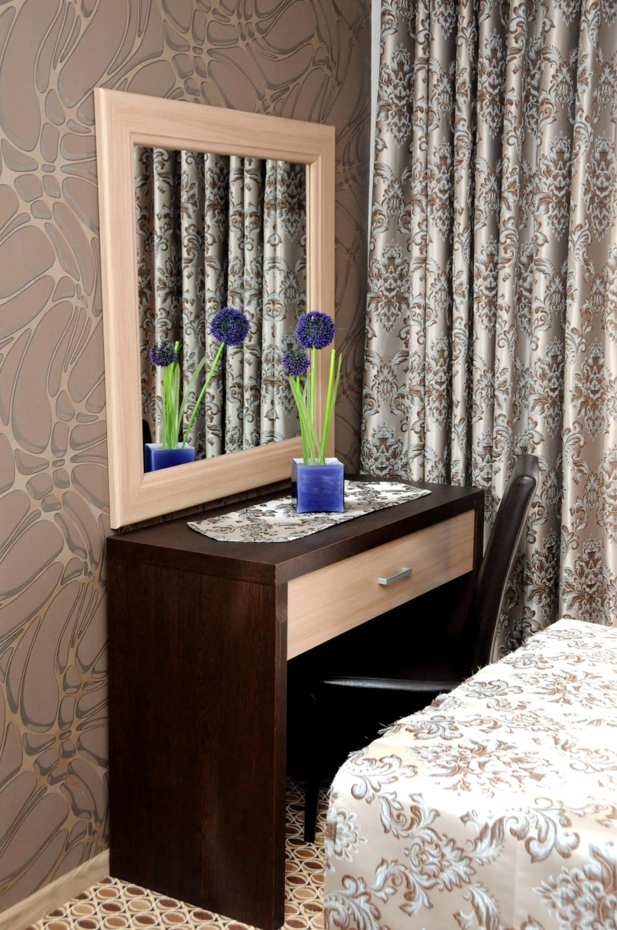 Bedroom, Bed in Hotel Lion