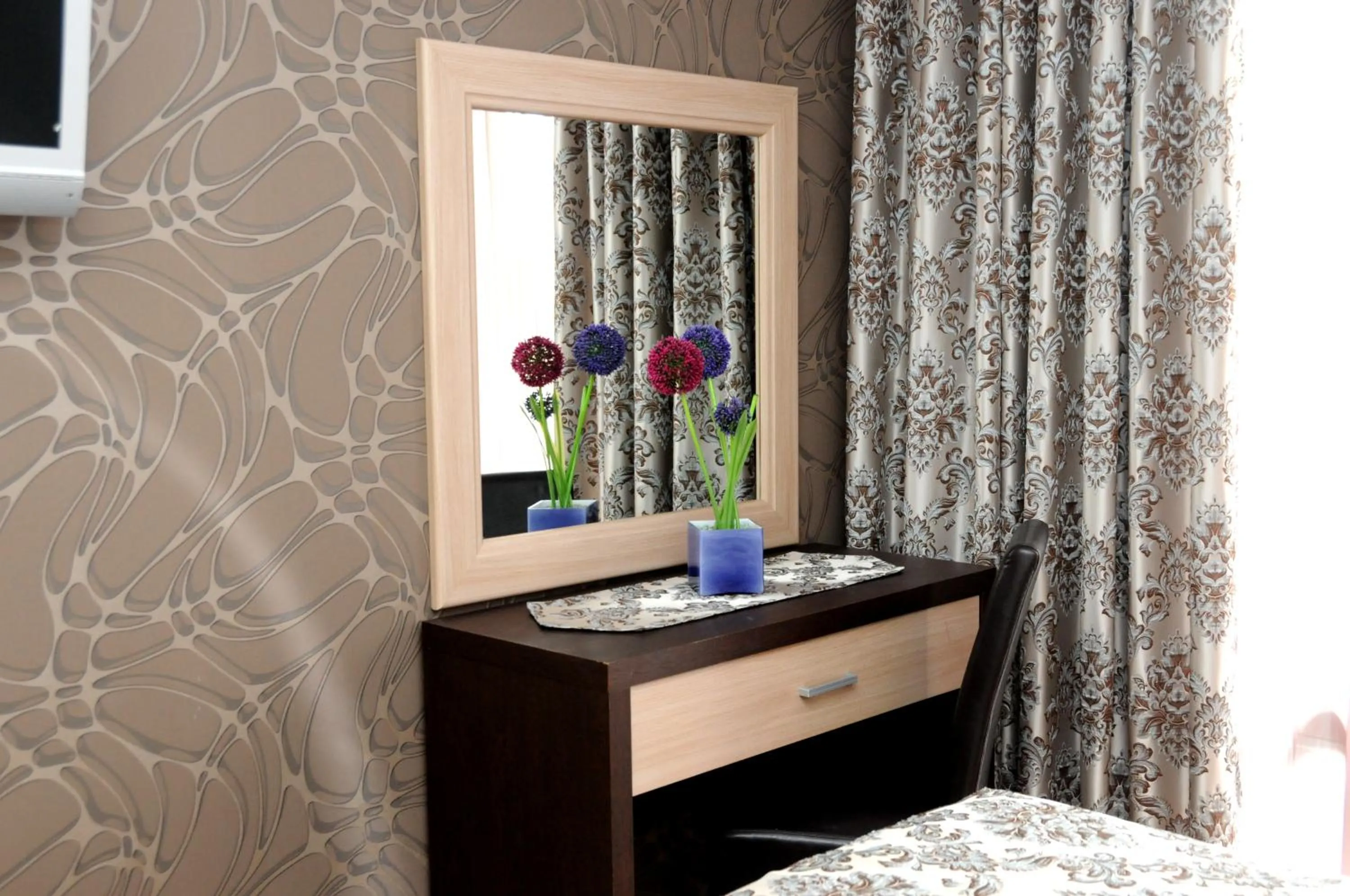Bedroom, Bed in Hotel Lion