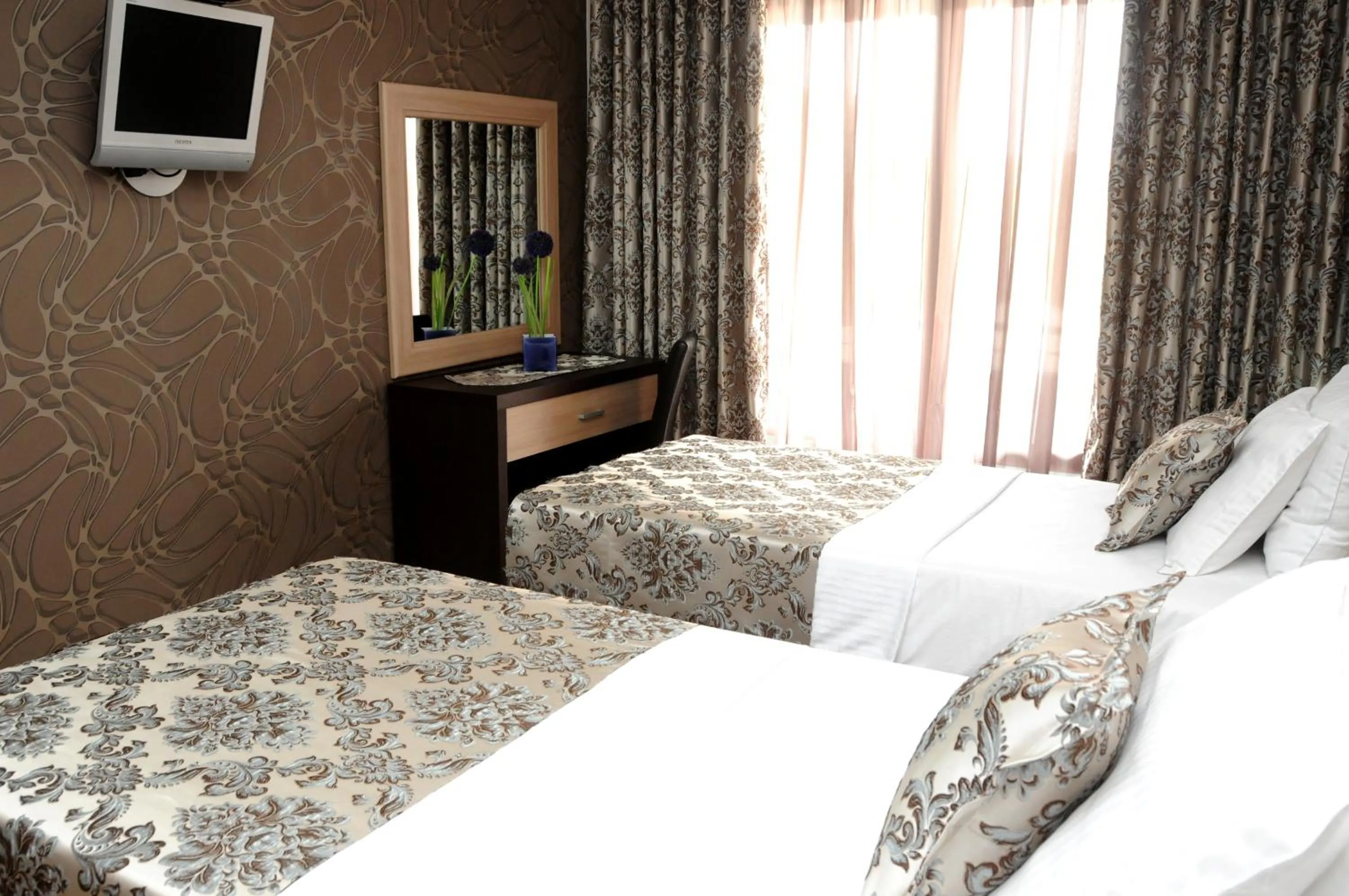 Bedroom, Bed in Hotel Lion