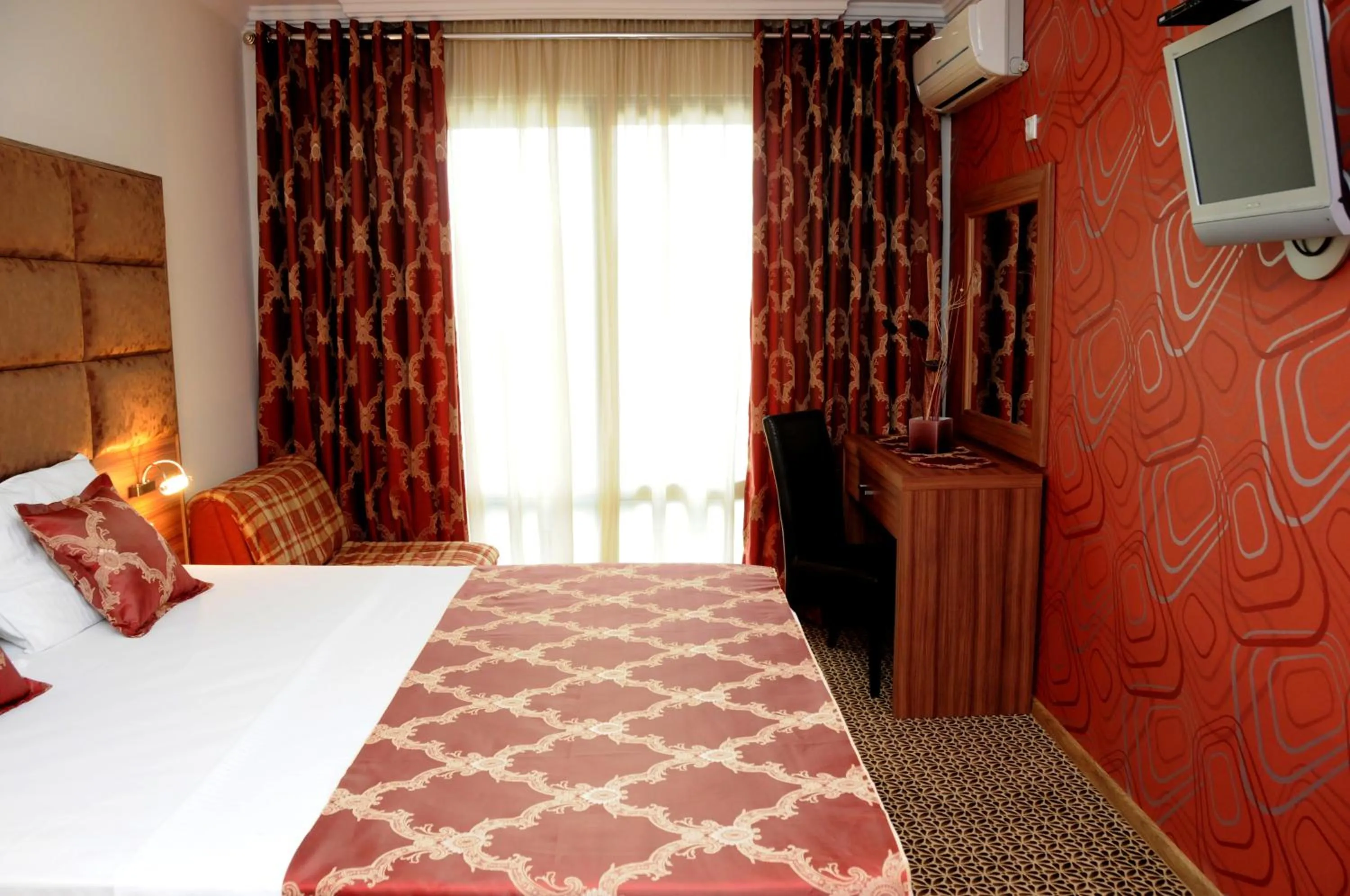 Bedroom, Bed in Hotel Lion