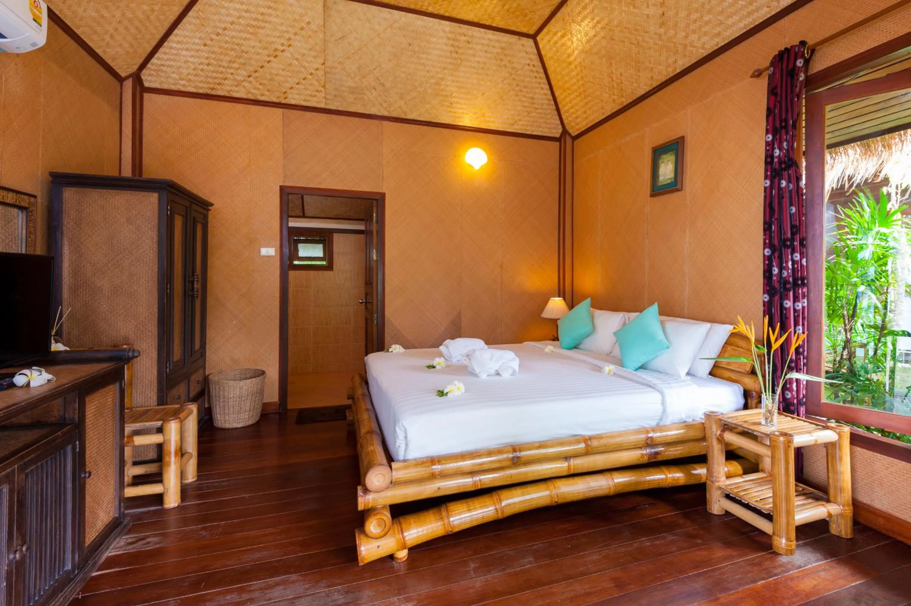 Bedroom, Bed in Palm Leaf Resort Koh Tao