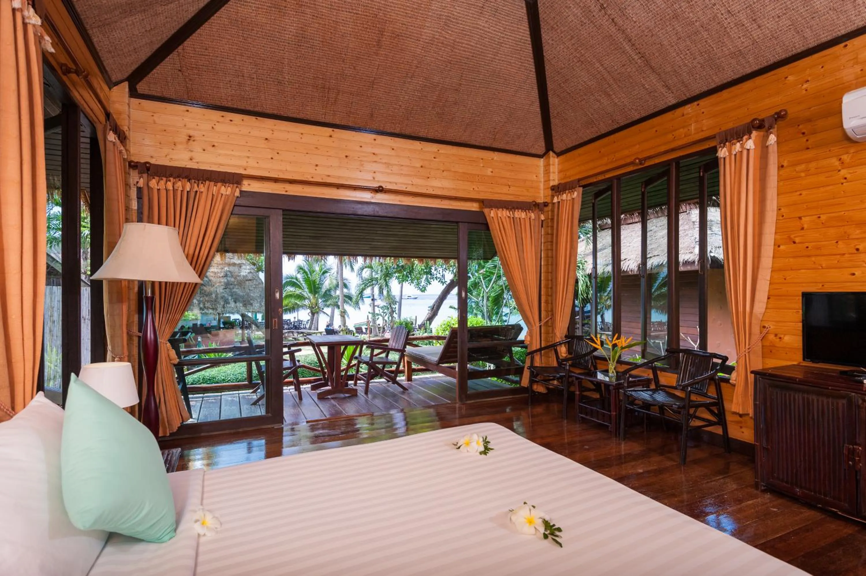 Bedroom, Bed in Palm Leaf Resort Koh Tao