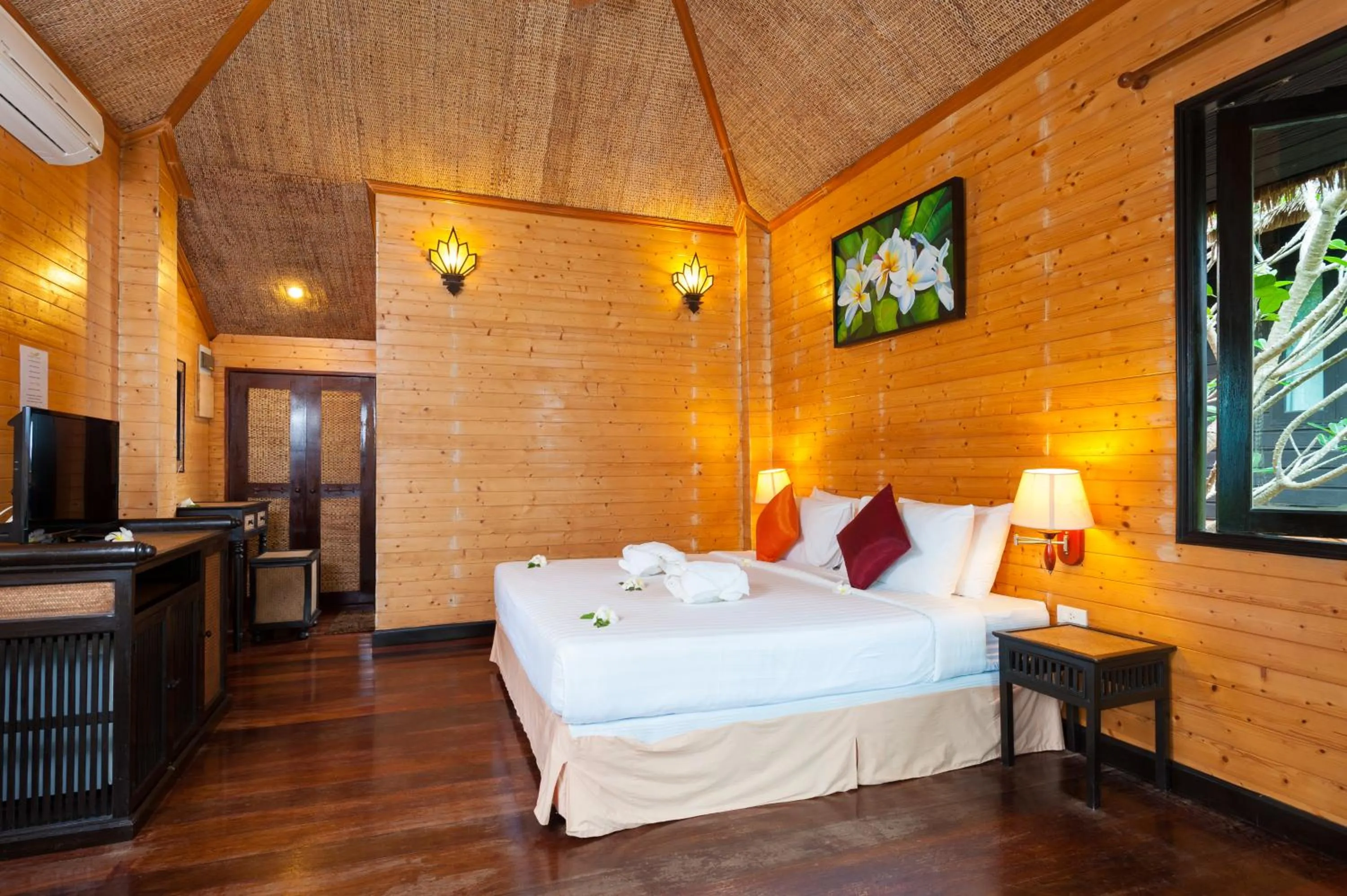 Bedroom, Bed in Palm Leaf Resort Koh Tao