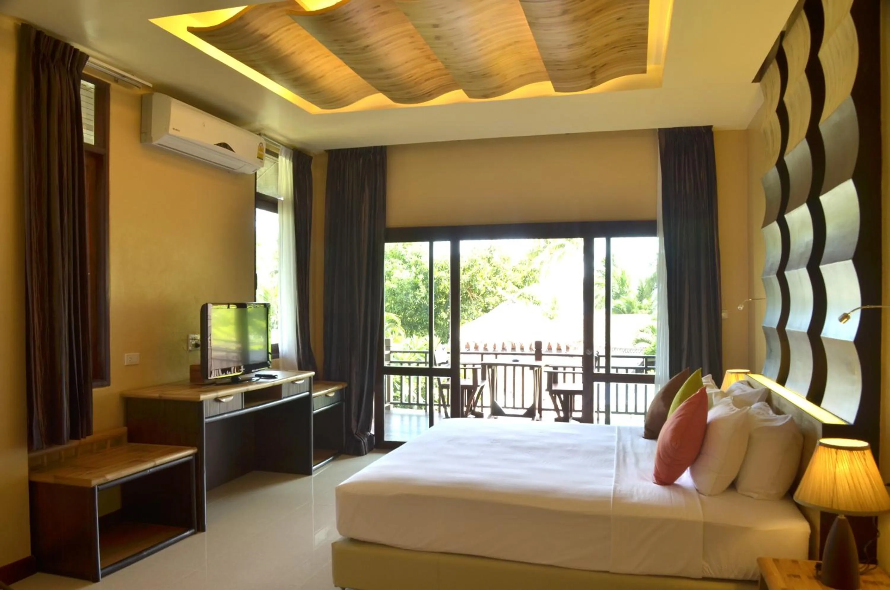 Photo of the whole room, Bed in Palm Leaf Resort Koh Tao