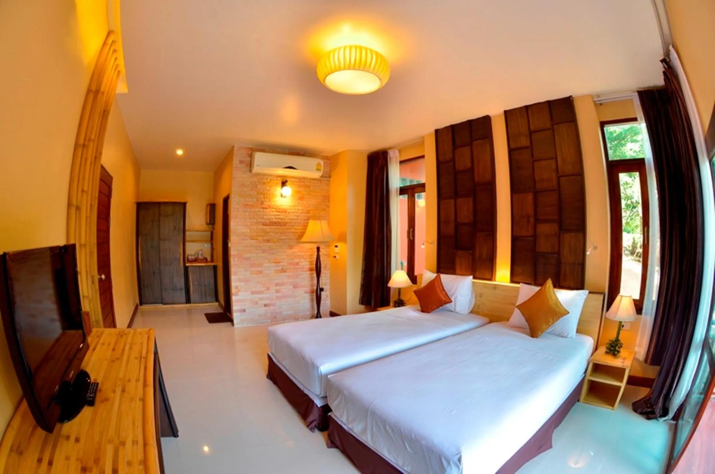 Photo of the whole room, Bed in Palm Leaf Resort Koh Tao