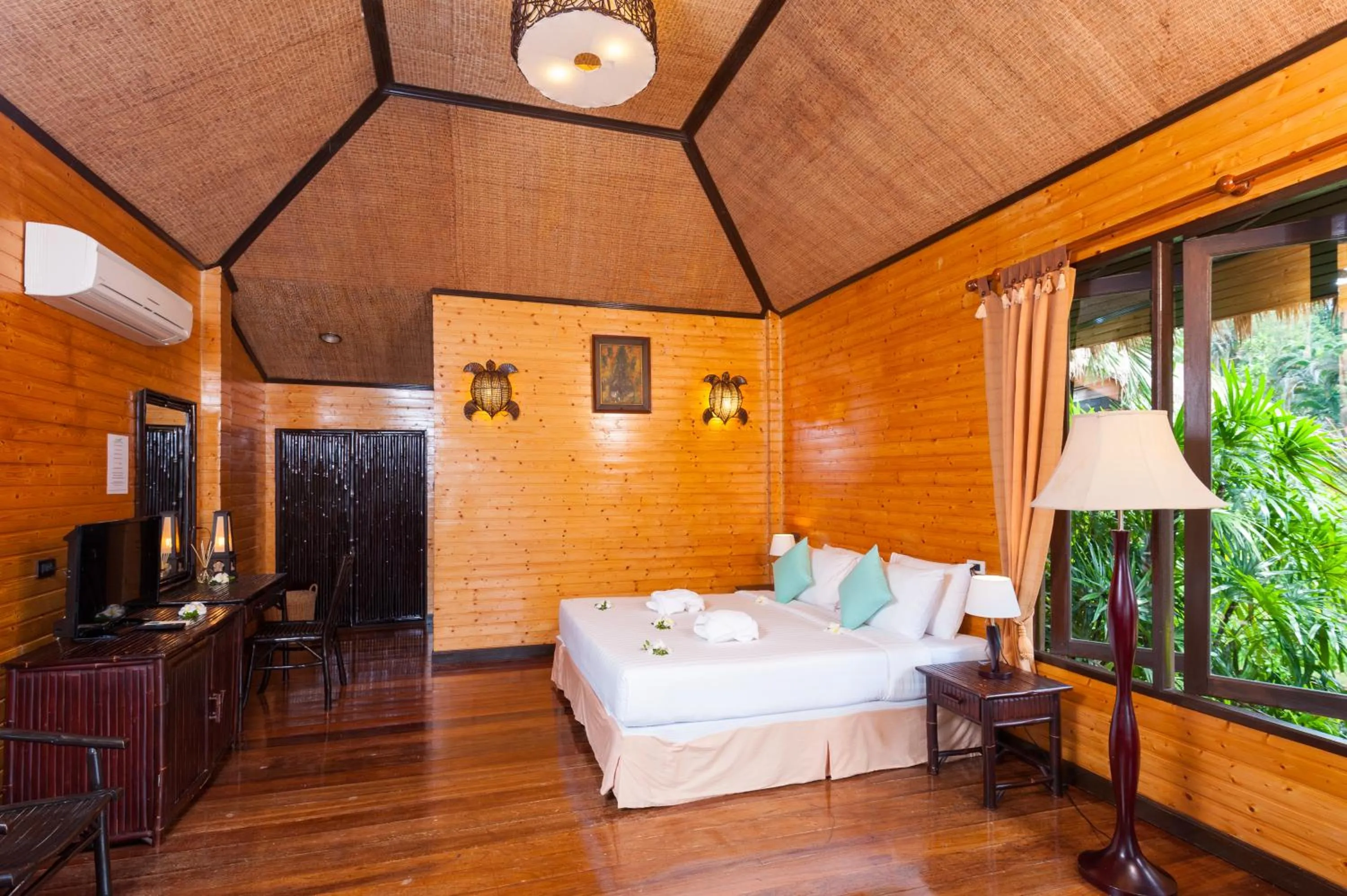 Bedroom, Bed in Palm Leaf Resort Koh Tao