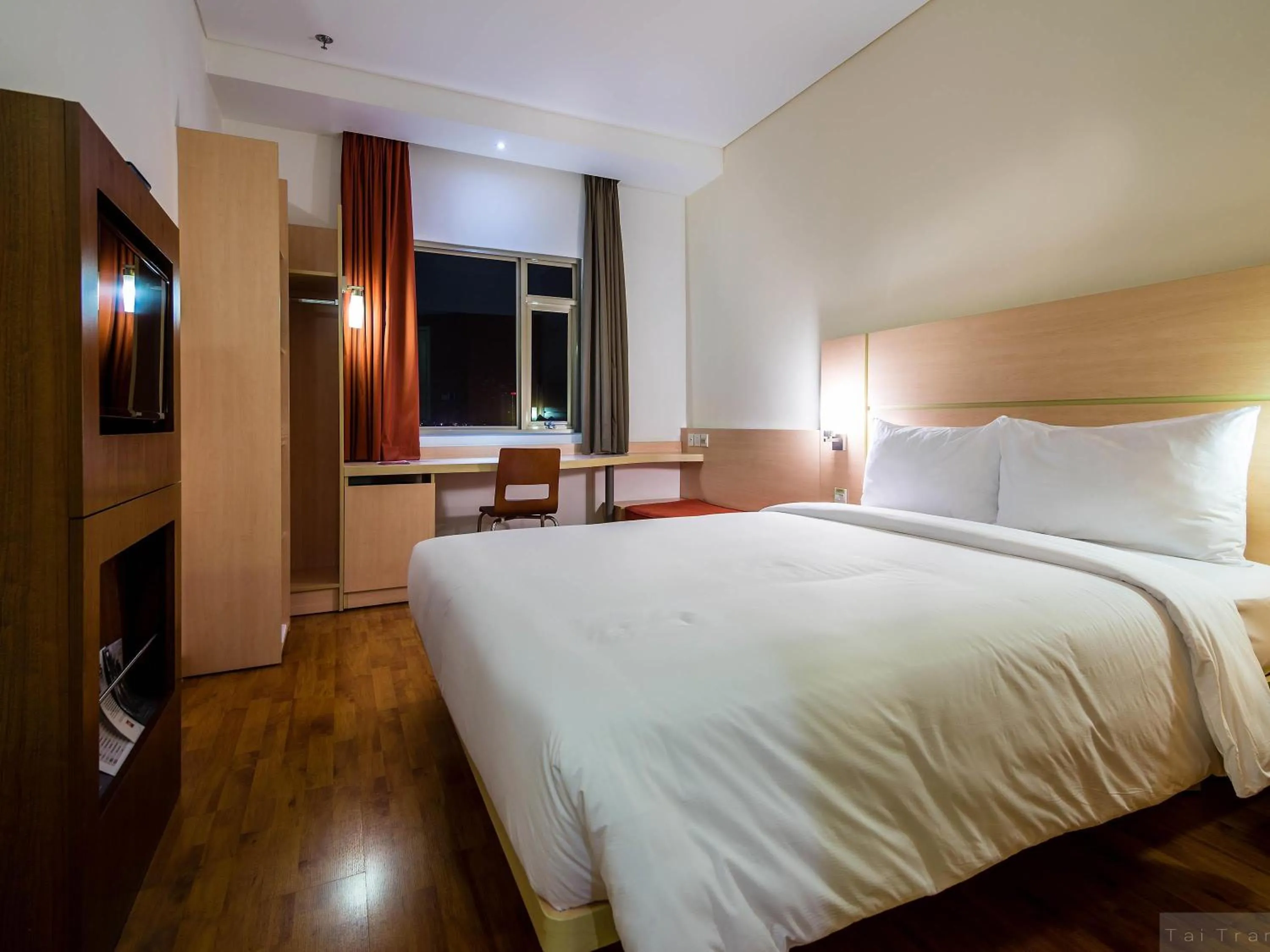 Bedroom, Bed in Ibis Saigon South