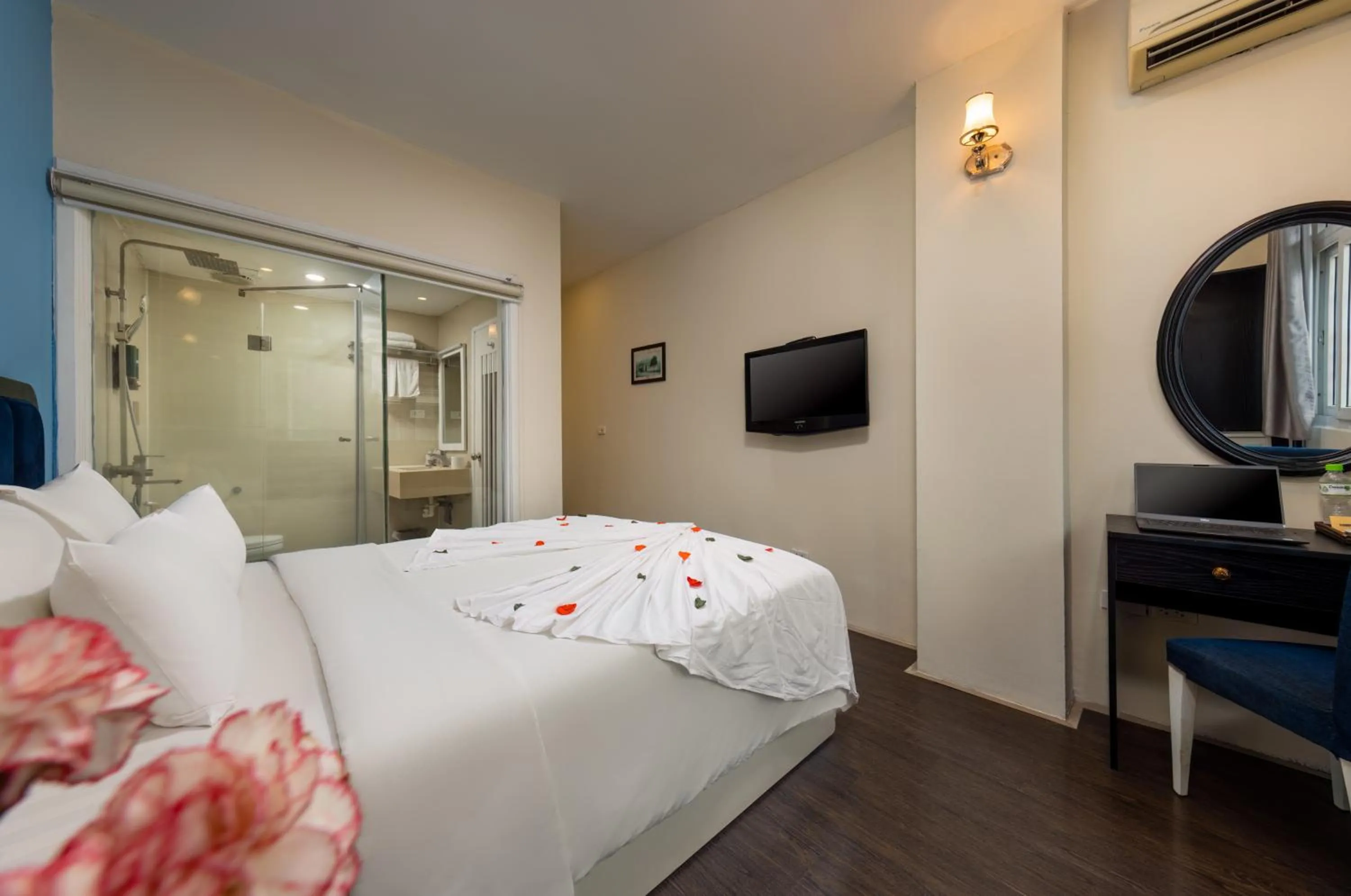 Toilet, Bed in Mai Charming Hotel and Spa