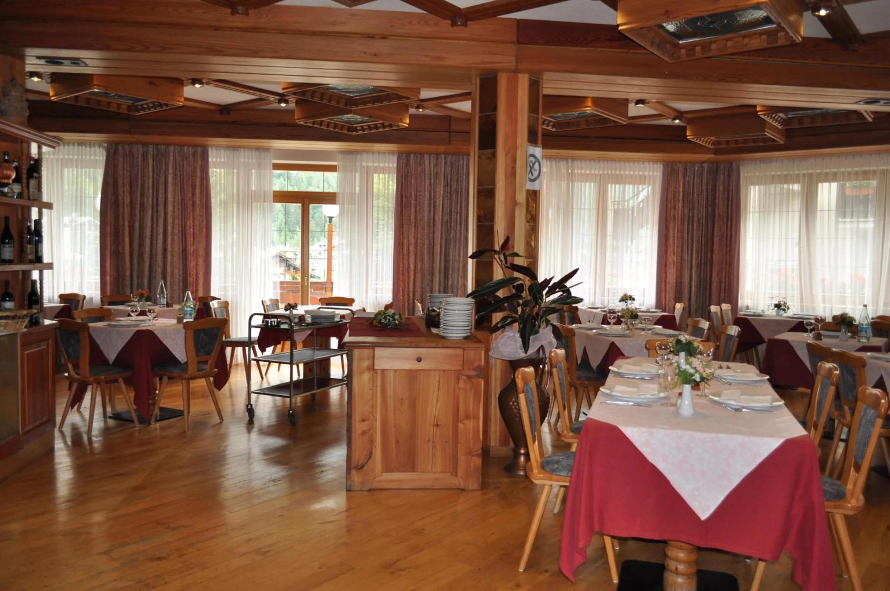 Restaurant/places to eat in Hotel Tourist