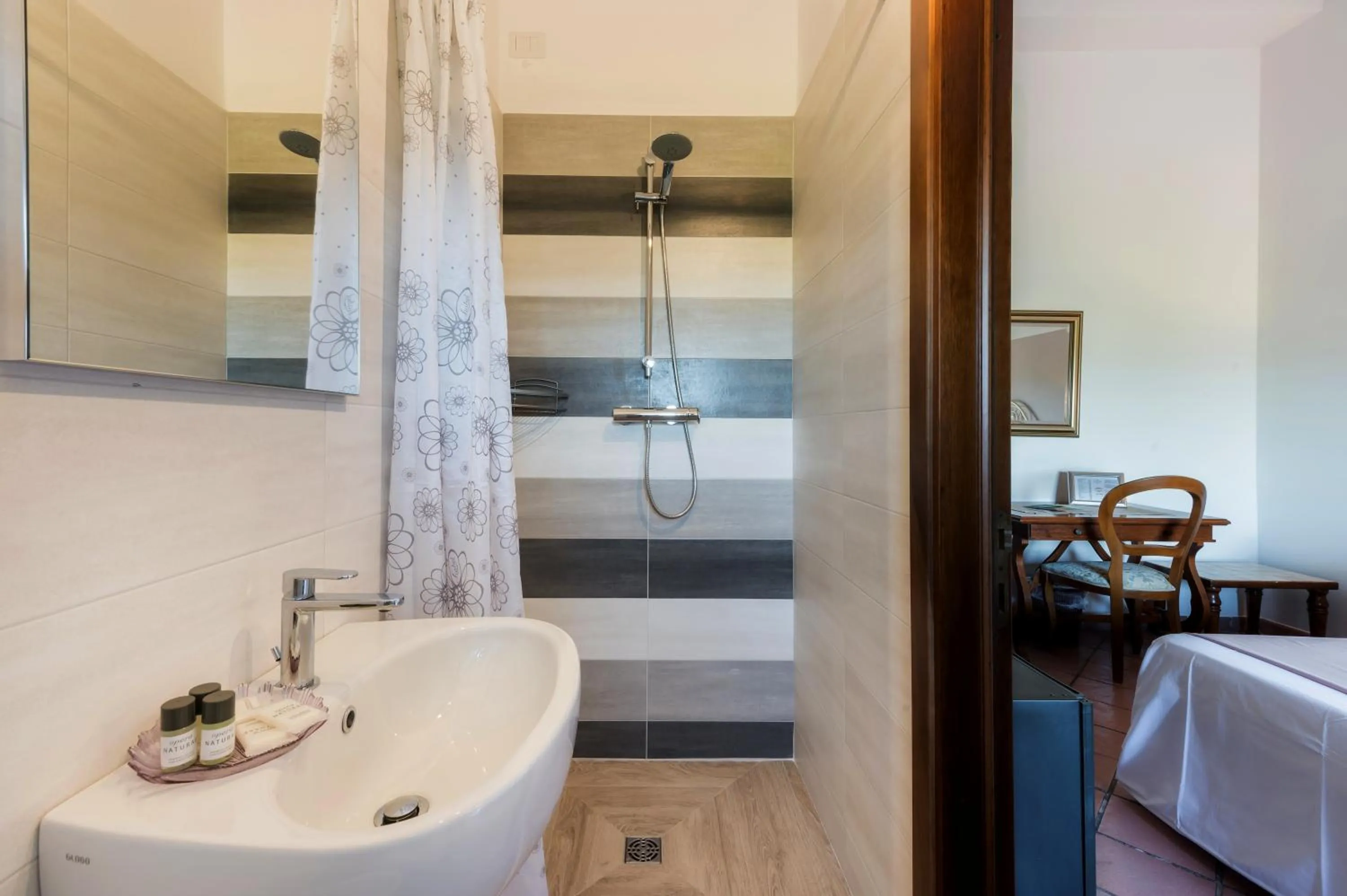 Toilet, Bed in Hotel San Michele