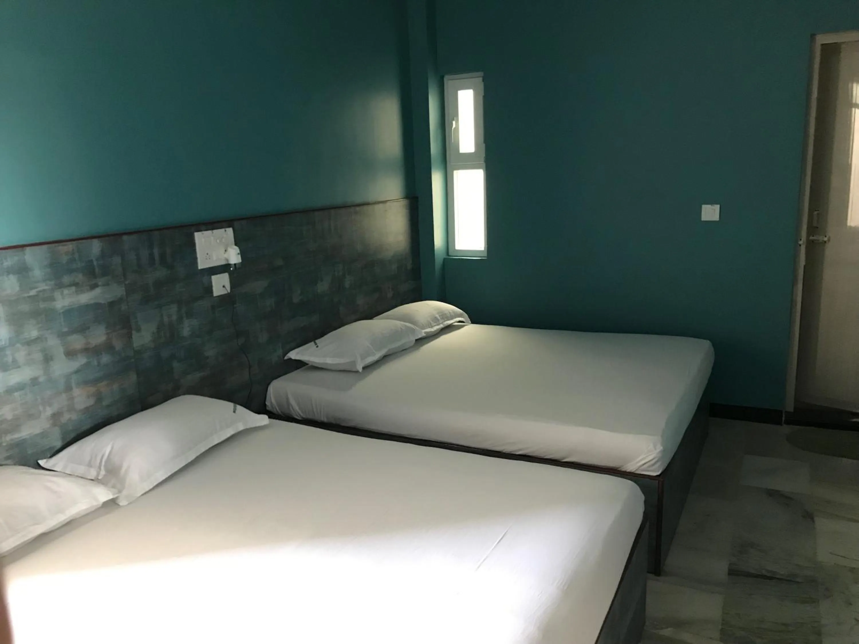 Bed in SM MANSION near Harbour & High court