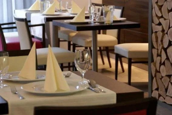 Restaurant/places to eat in F - Team Hotel