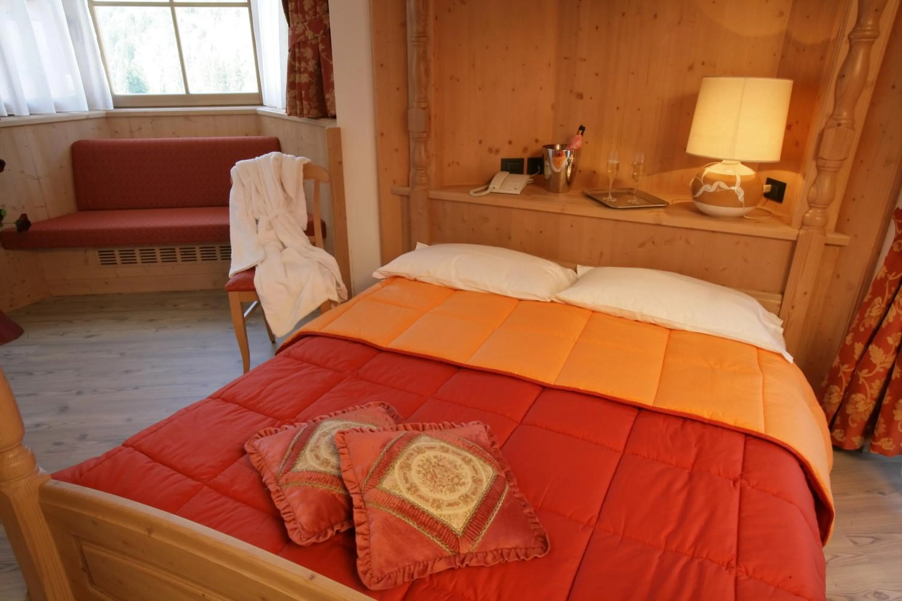 Day, Bed in Hotel Garni La Roccia