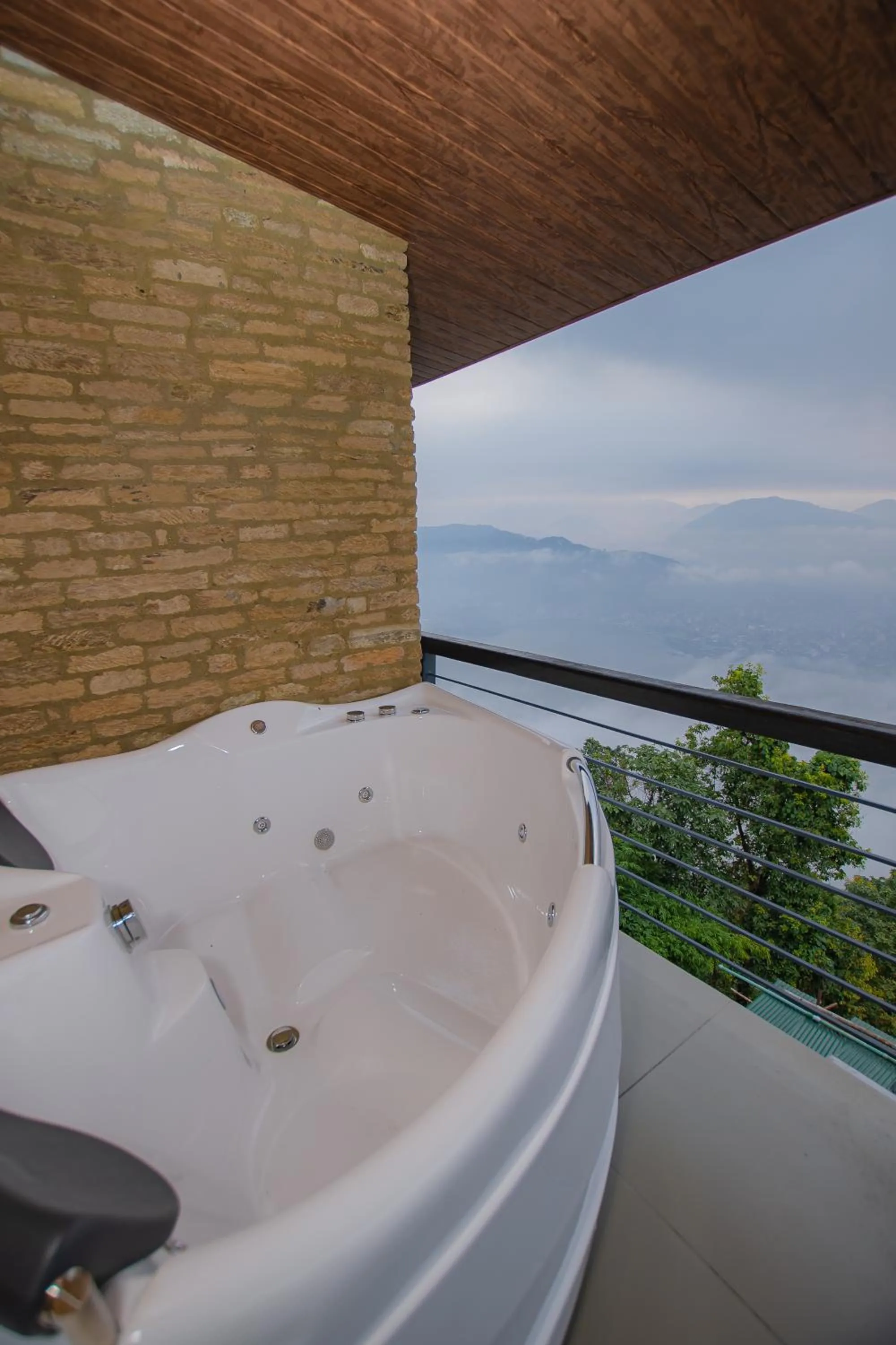 Hot Tub in Raniban Retreat