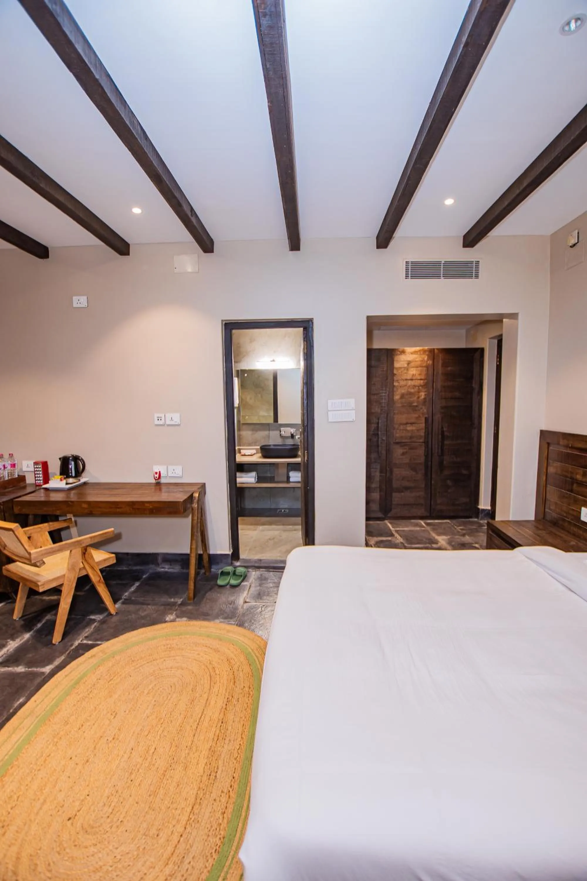 Photo of the whole room, Bed in Raniban Retreat