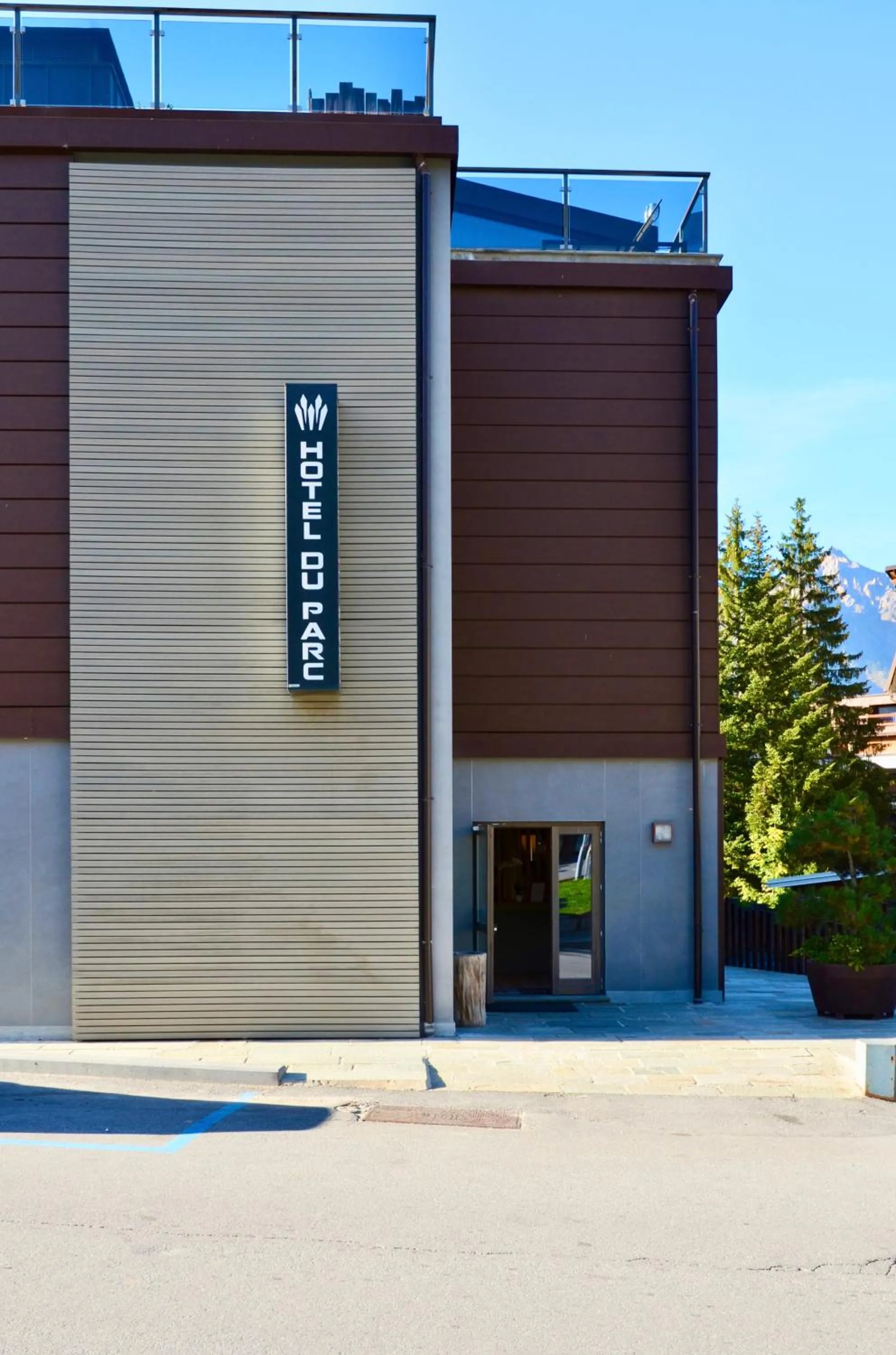 Property building in Du Parc Hotel