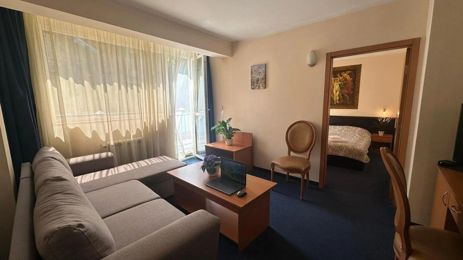 Living room in Central Plaza Hotel