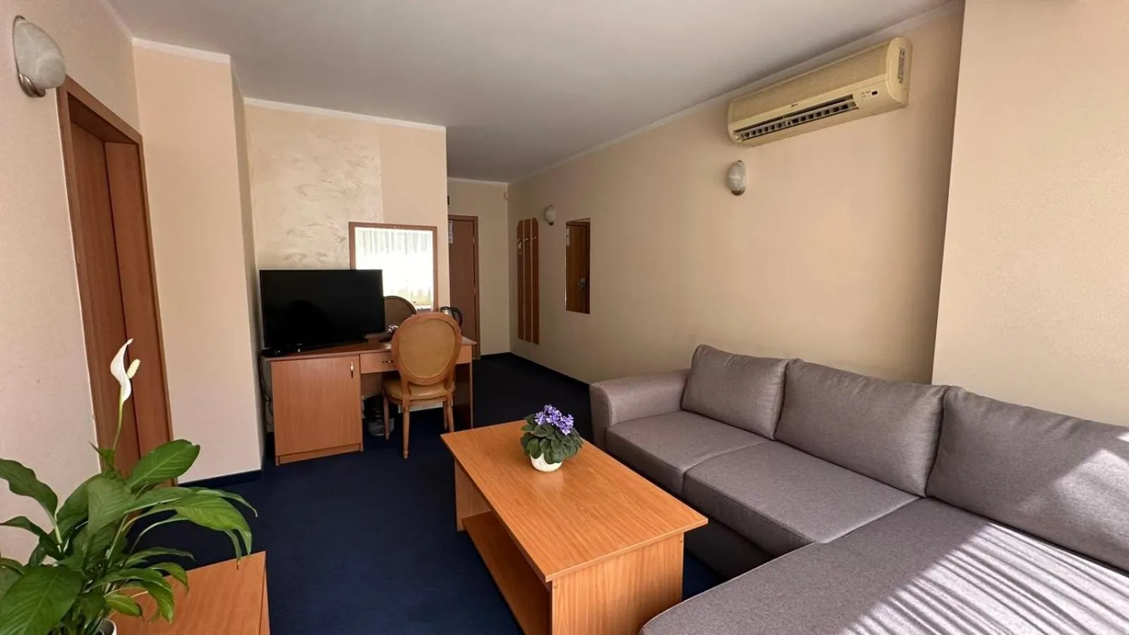 Bed in Central Plaza Hotel