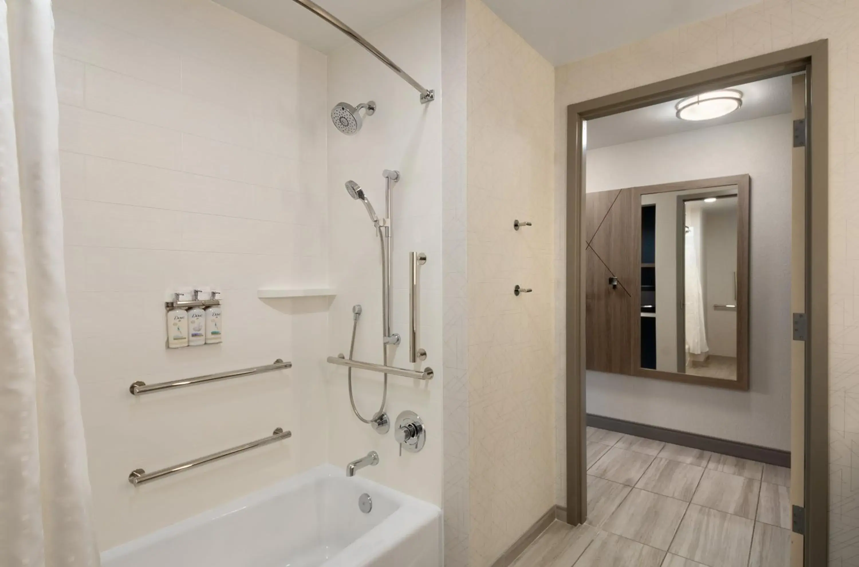 One-Bedroom Suite with King Bed Mobility Access Tub - Non-Smoking in Holiday Inn Express Richmond by IHG One-Bedroom Suite with King Bed Mobility Access Tub - Non-Smoking in Holiday Inn Express Richmond by IHG