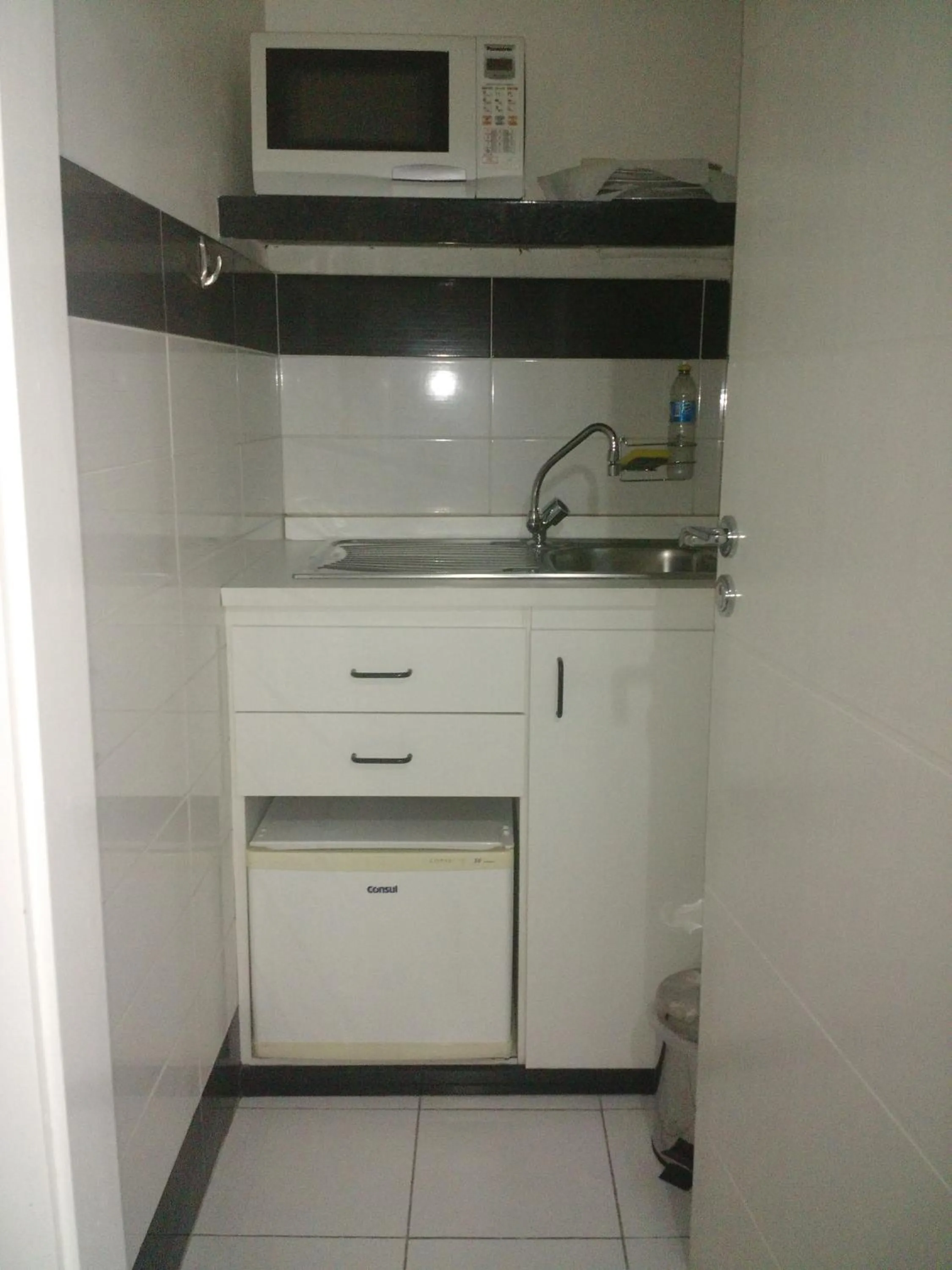 Communal kitchen in Plaza Suite Hotel