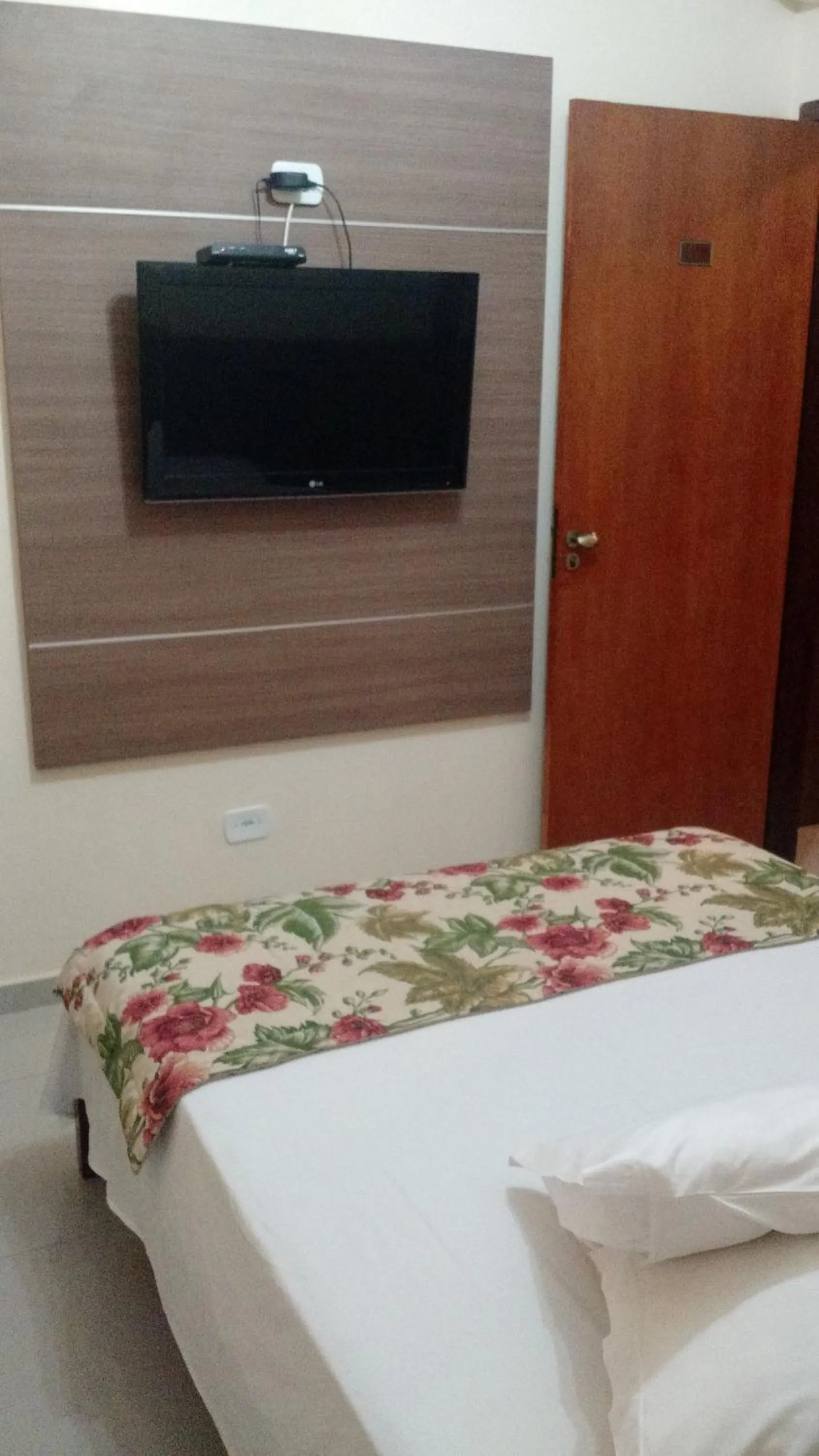 Bed in Plaza Suite Hotel