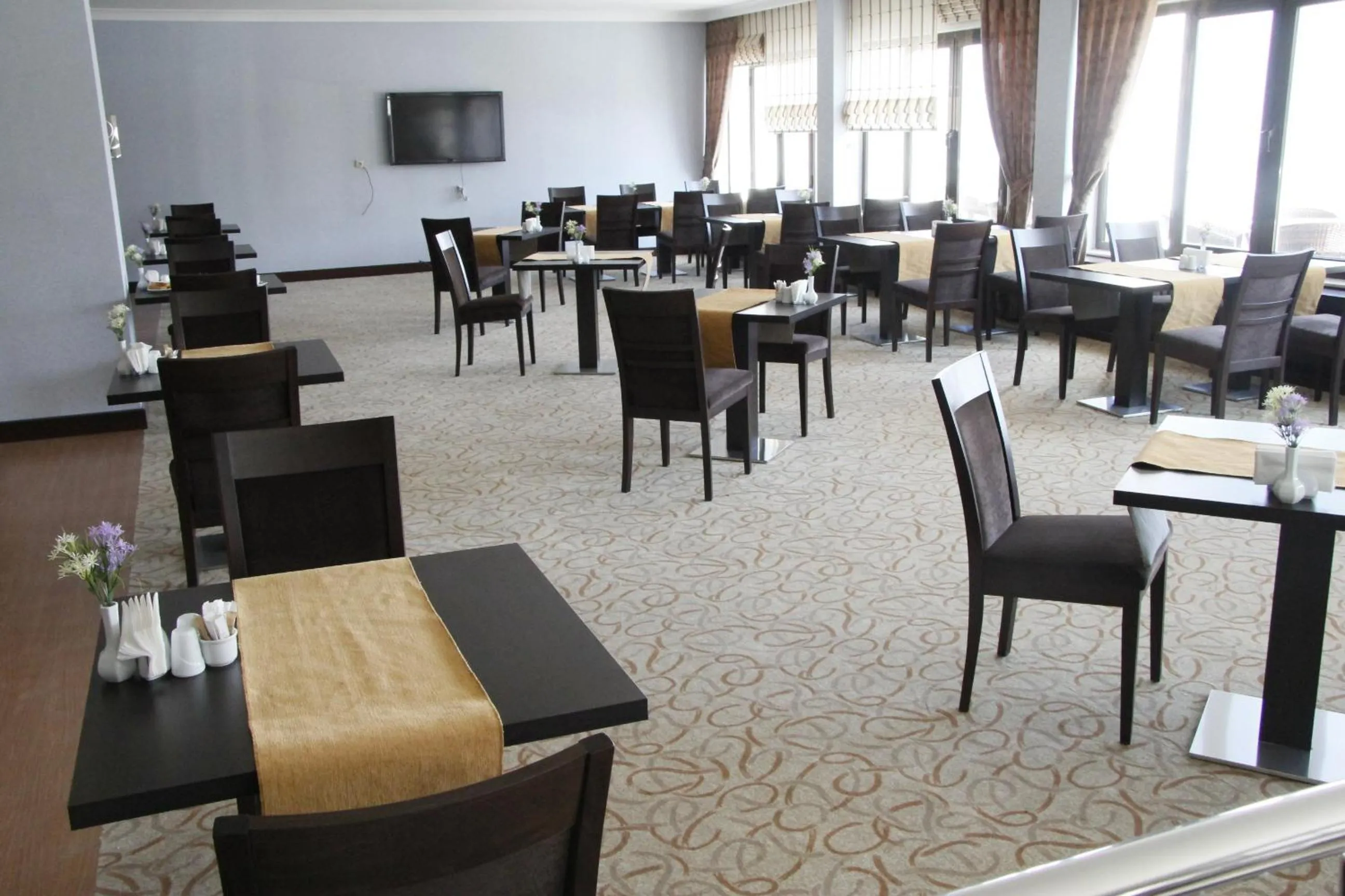 Restaurant/places to eat in Asrin Park Hotel & Spa Convention Center