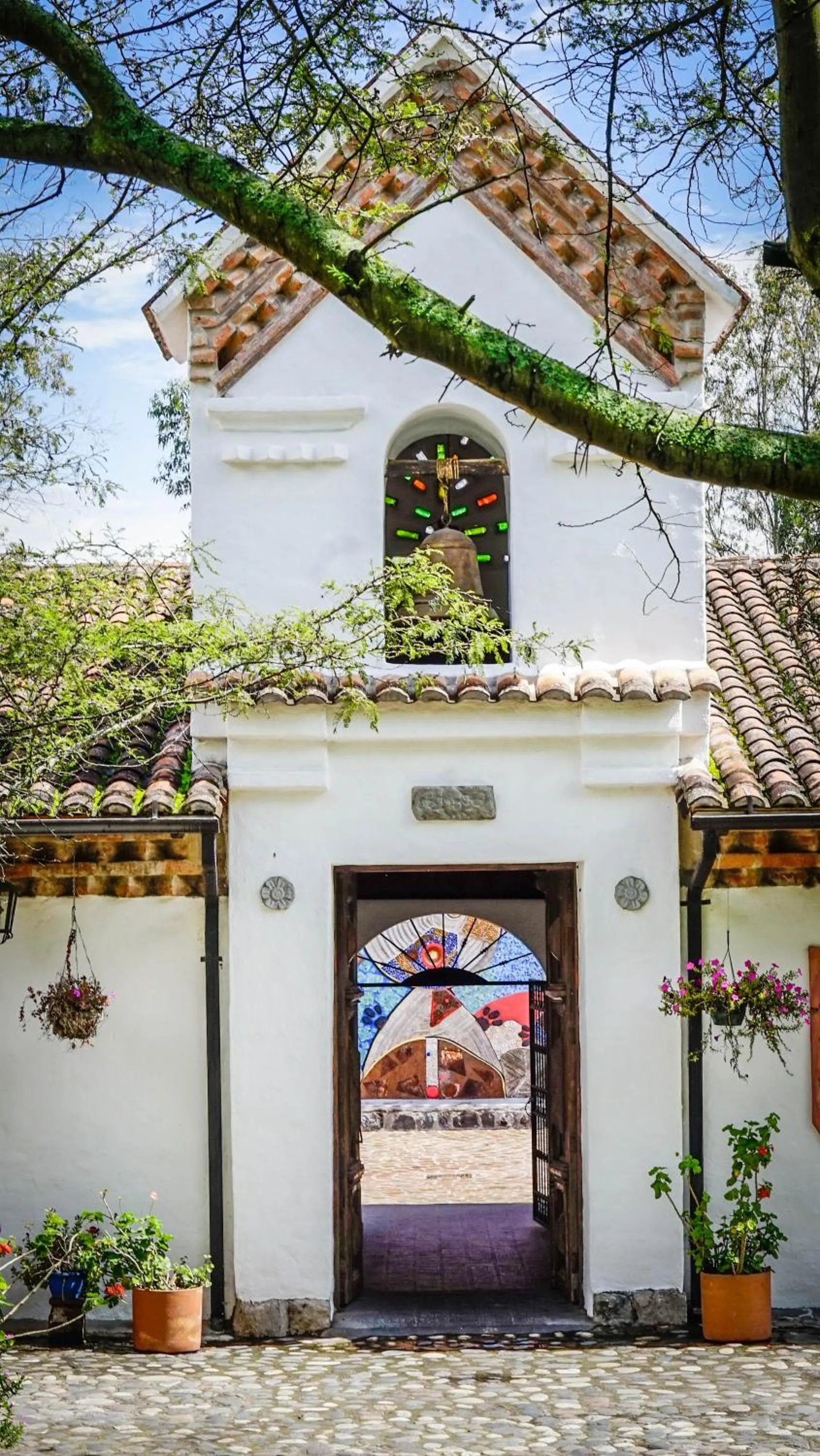 Facade/entrance in Hosteria Museart Pantavi