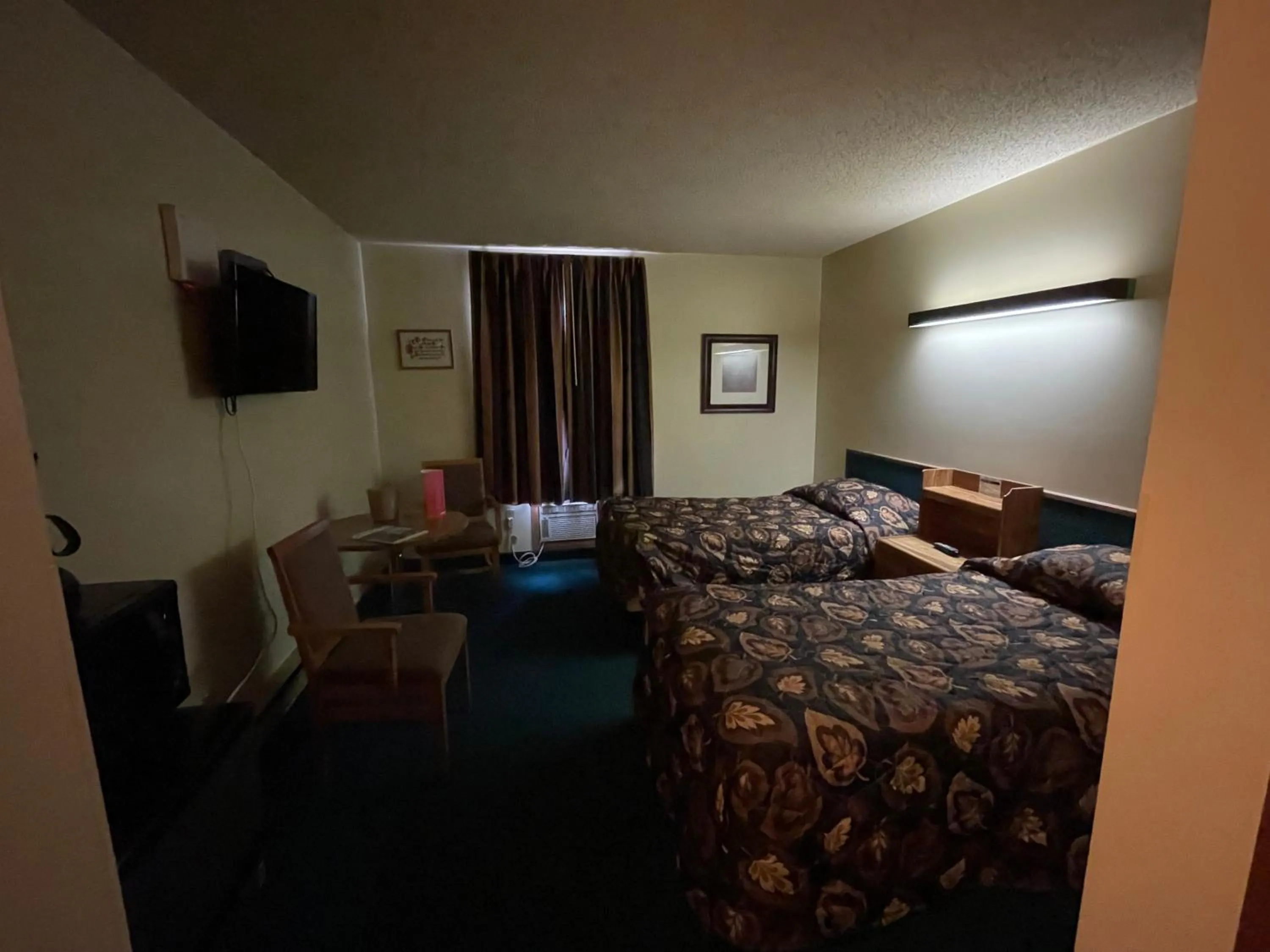 Bed in Circle 6 Motel