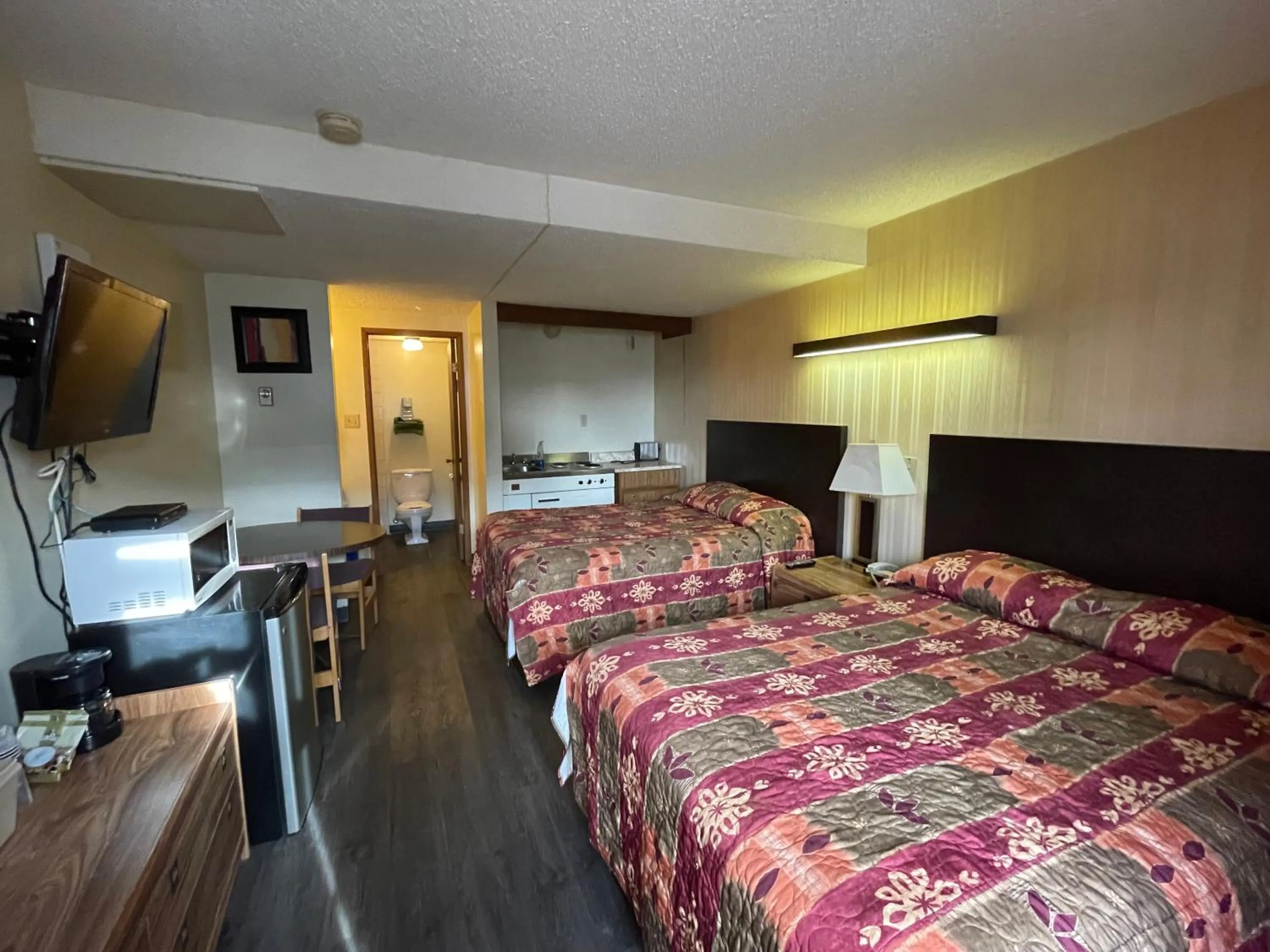 Bed in Circle 6 Motel