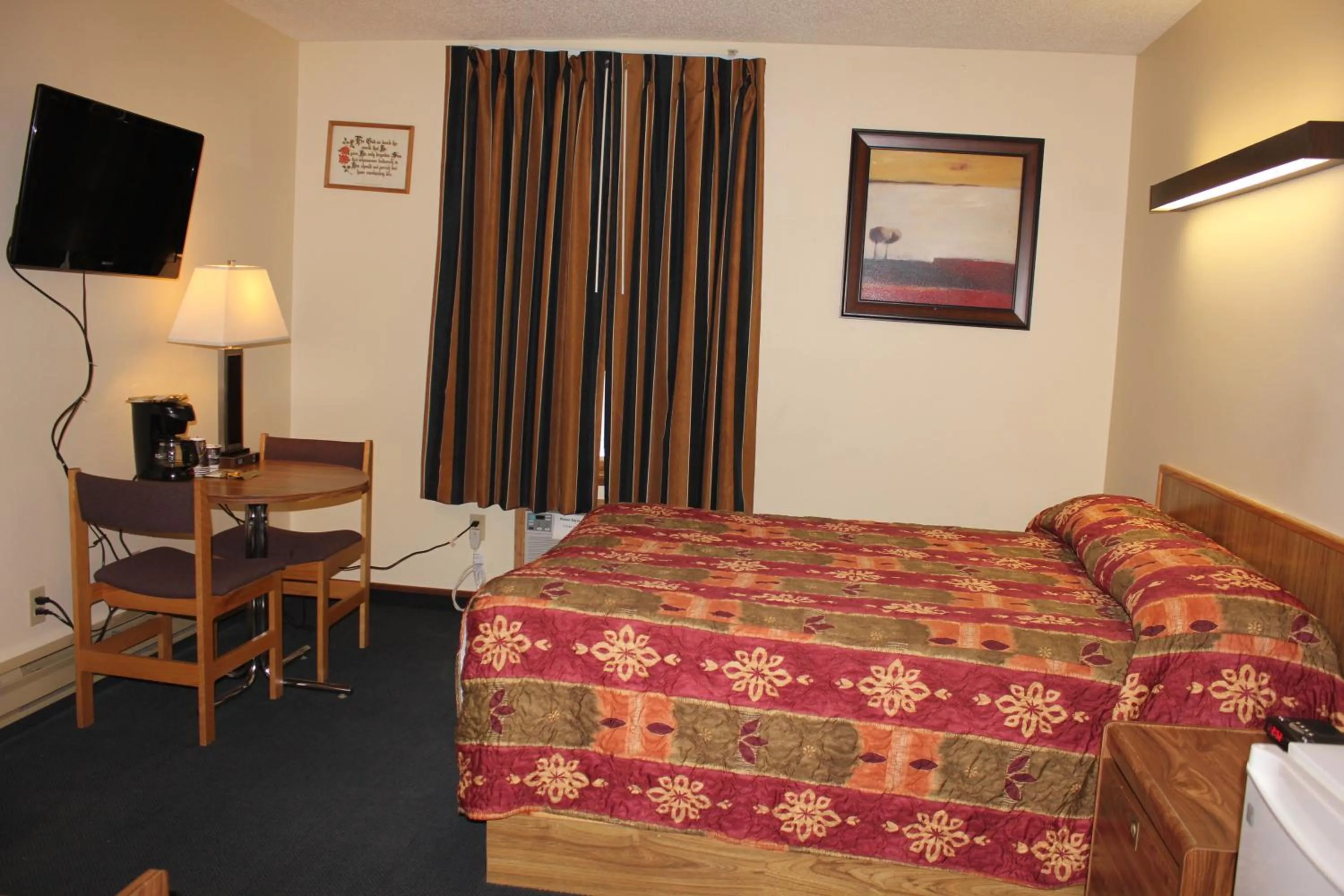 Bed in Circle 6 Motel