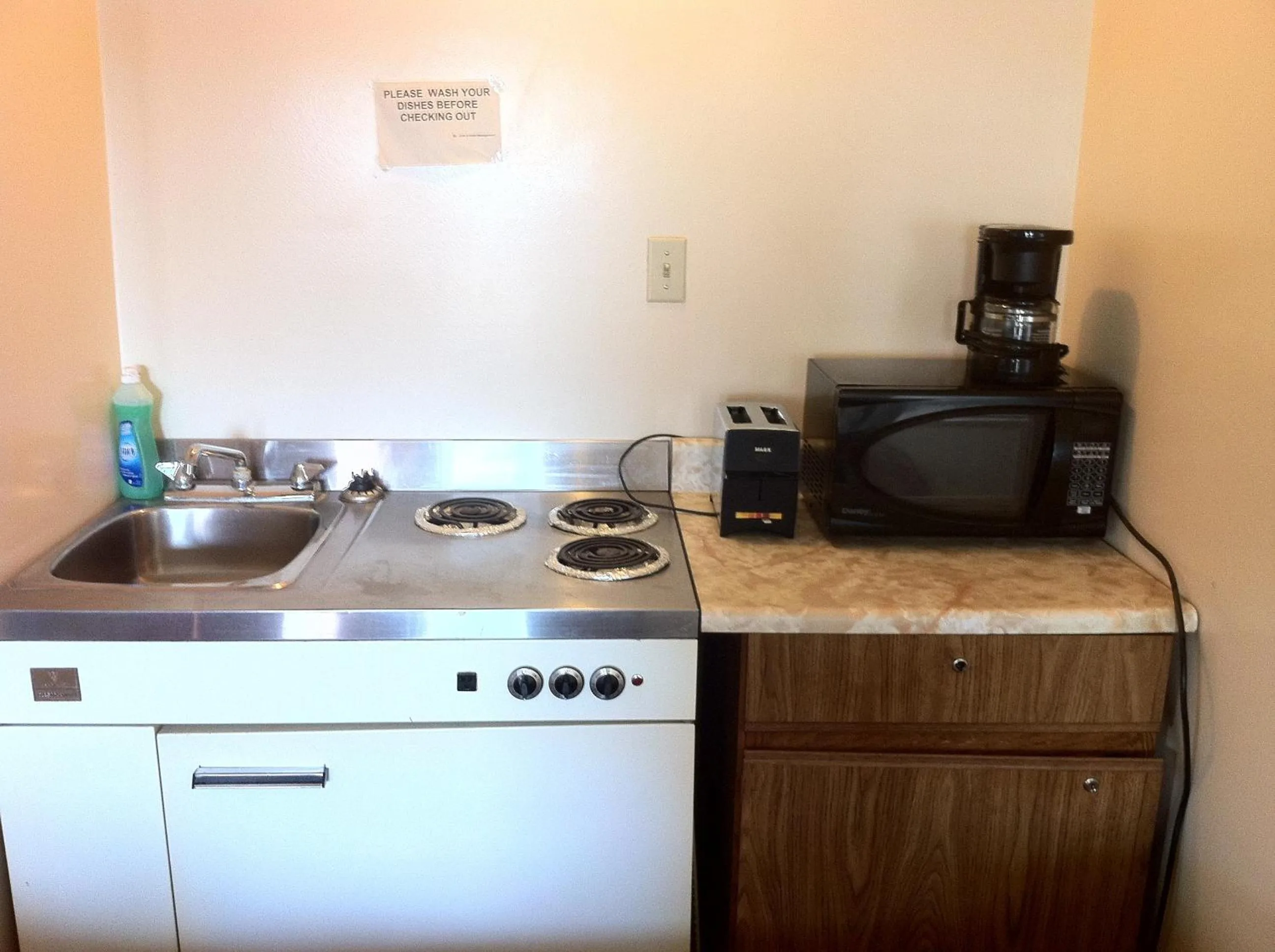 Kitchen or kitchenette in Circle 6 Motel
