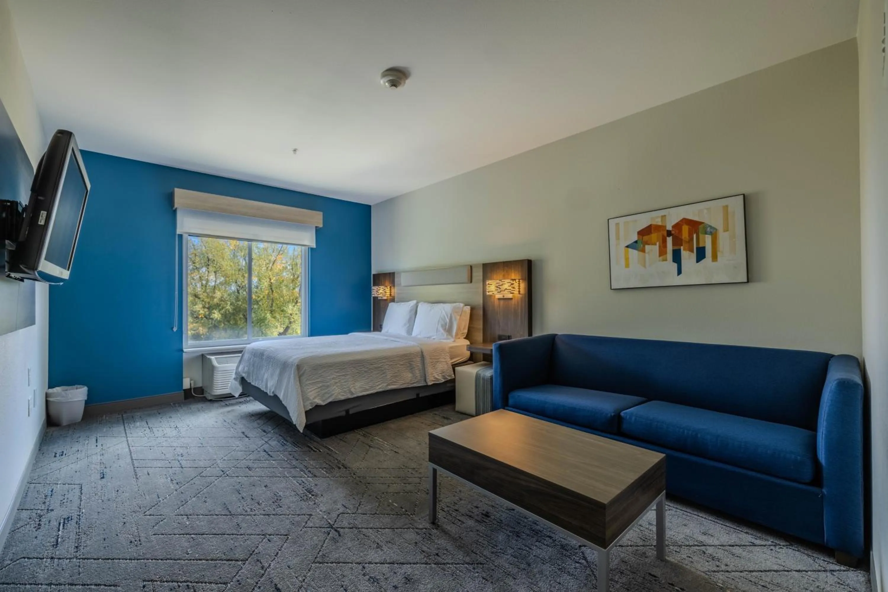 Bed in Holiday Inn Express & Suites Denver North - Thornton by IHG