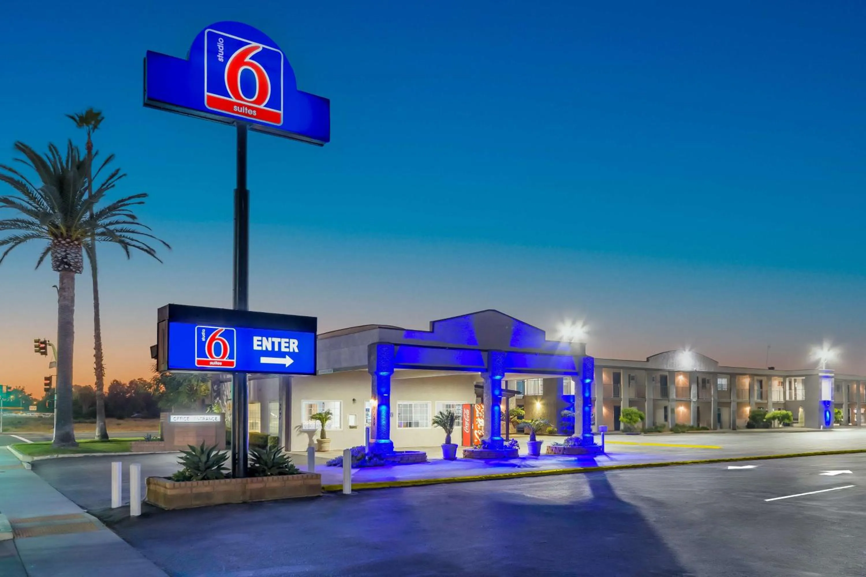 Property building in Studio 6 Suites Madera, CA Yosemite