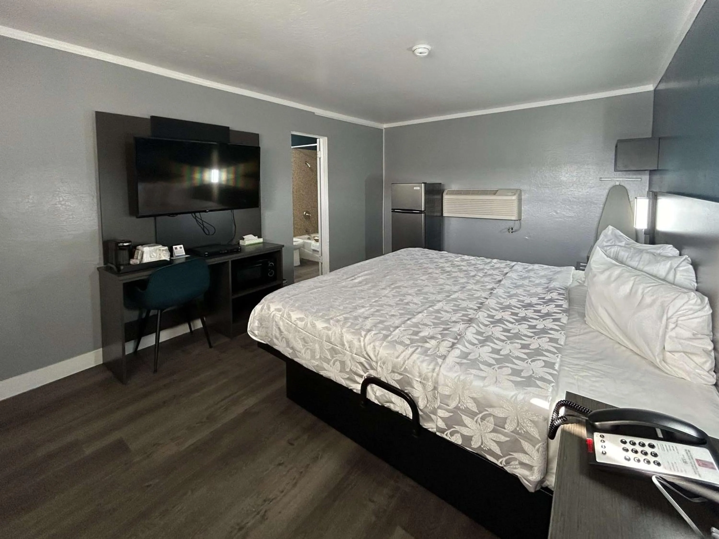 Bedroom, Bed in Gateway Inn