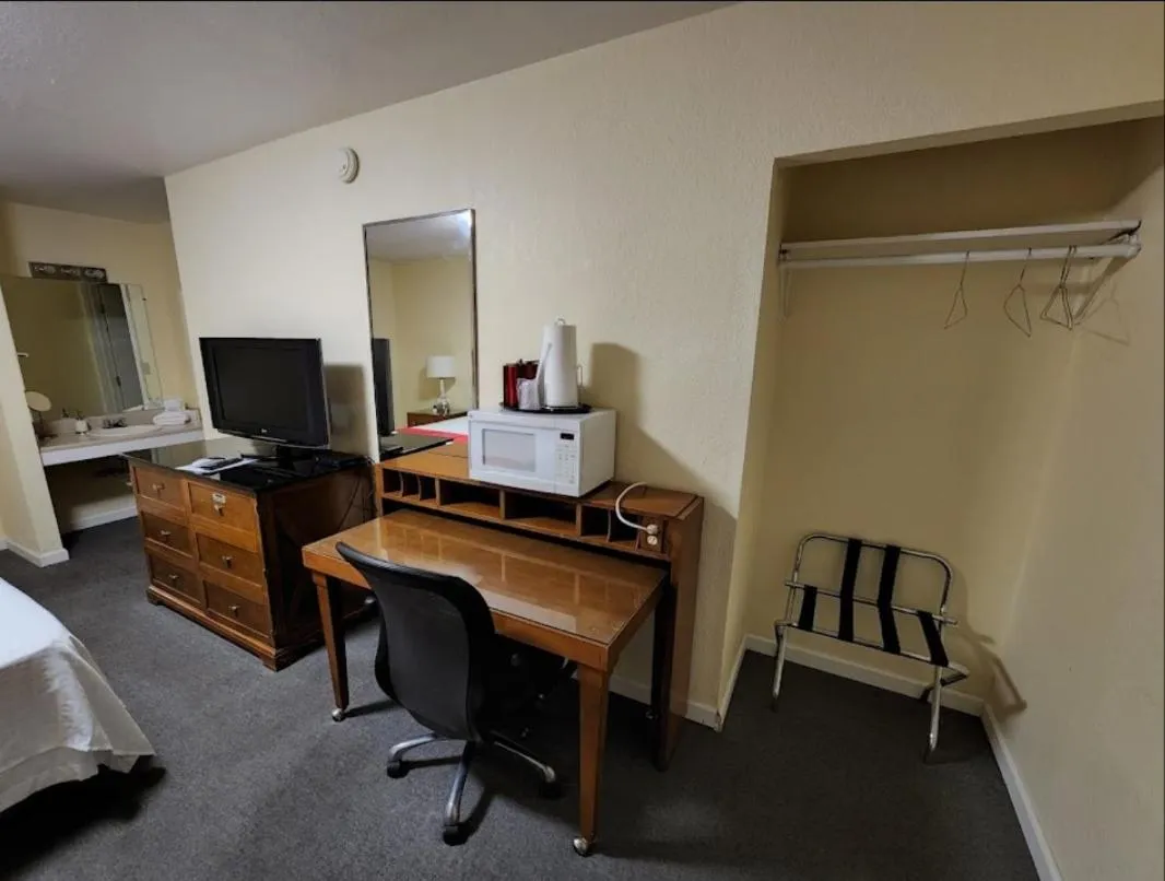 TV and multimedia, Bed in Rose's Motel