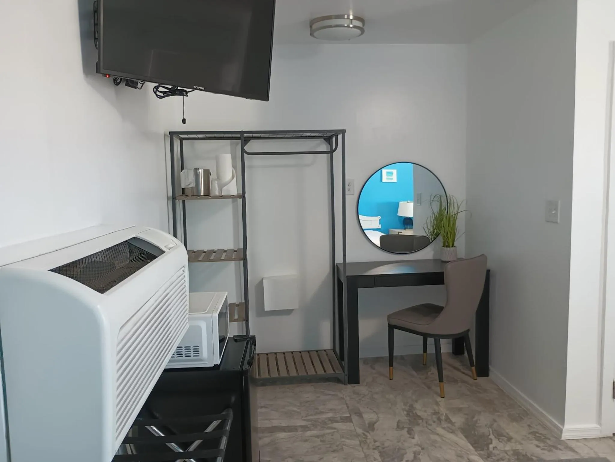 TV and multimedia in Rose's Motel