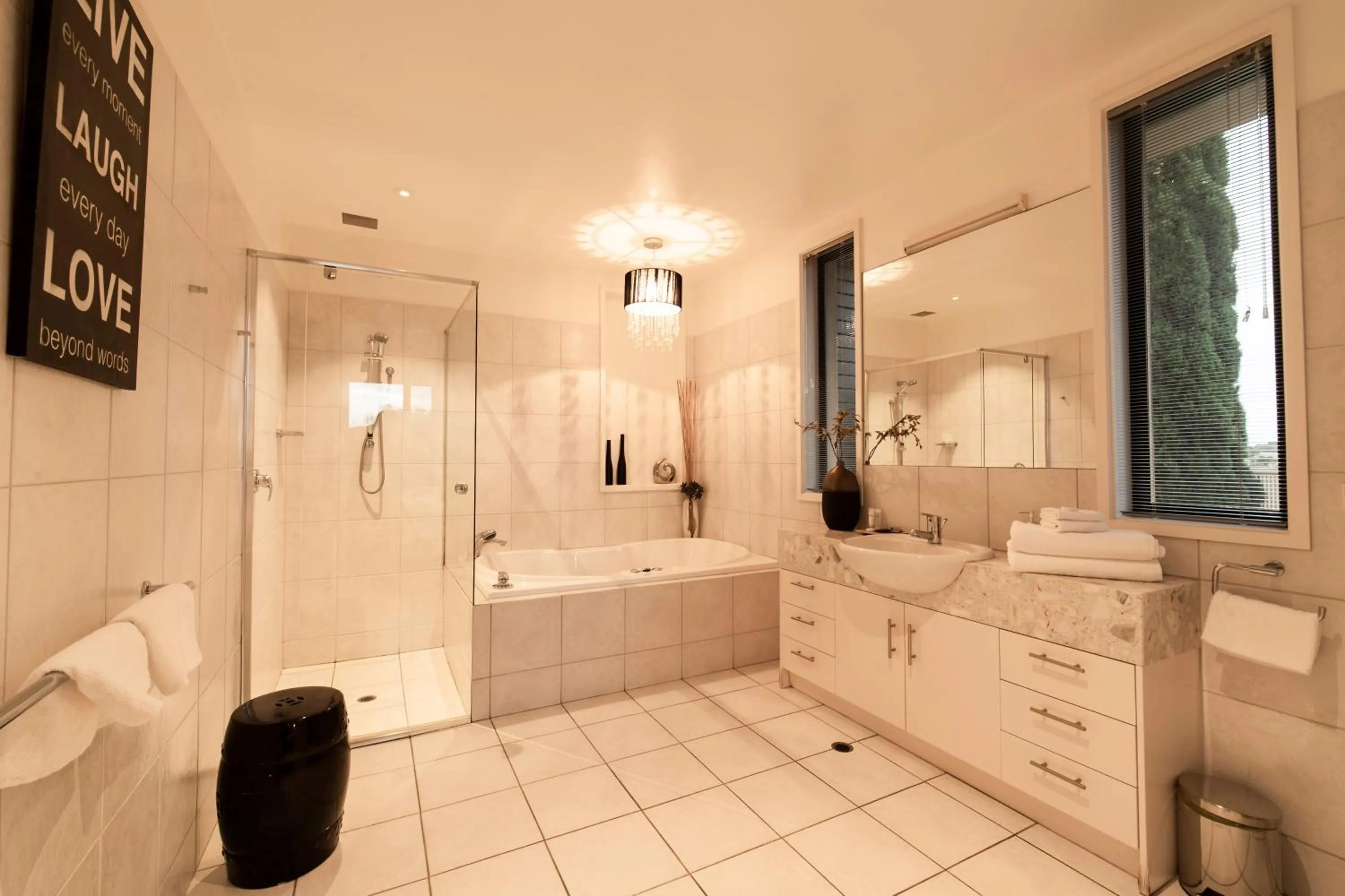 Bathroom in Hilltop Apartments Phillip Island