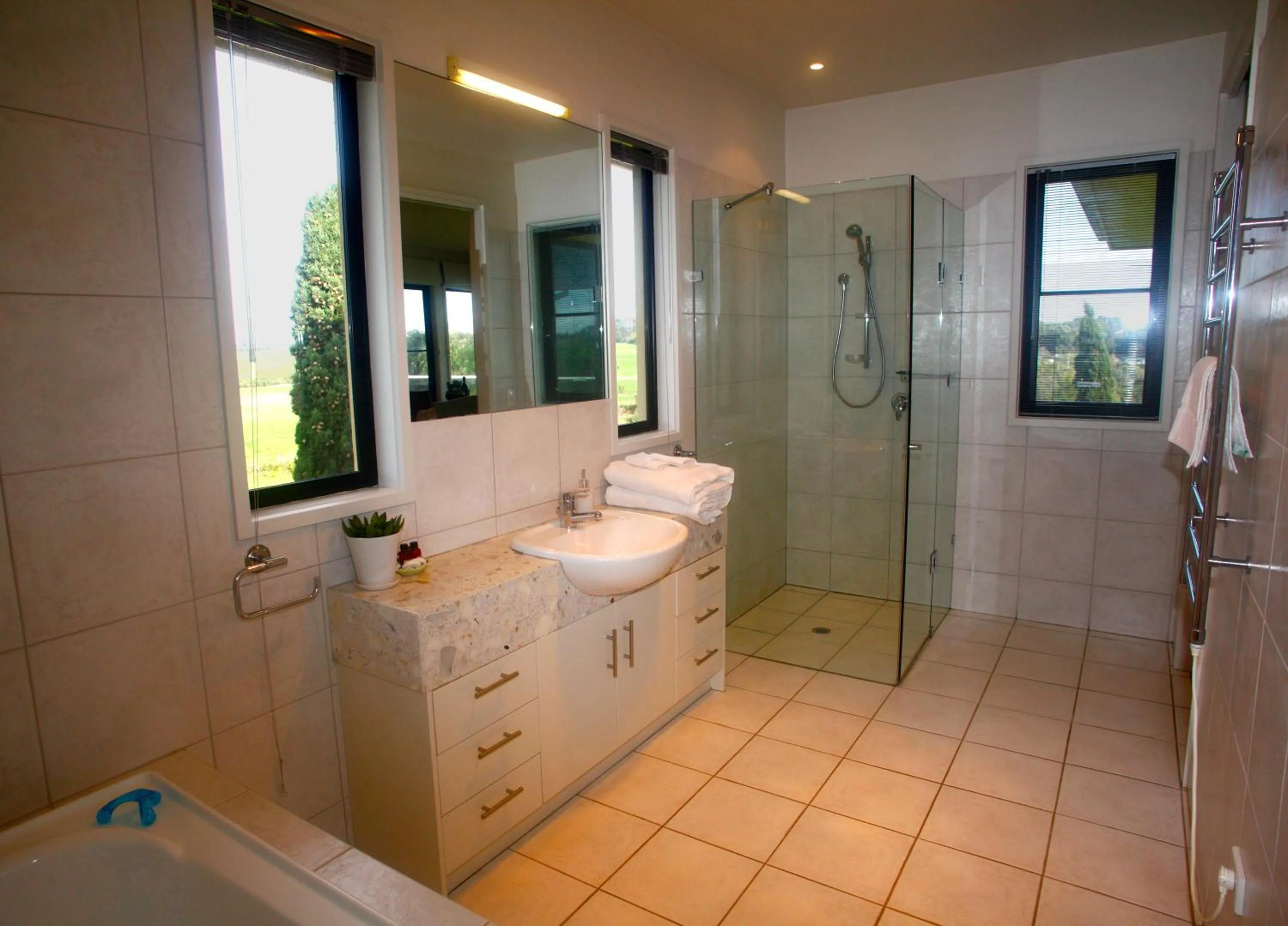 Bathroom in Hilltop Apartments Phillip Island
