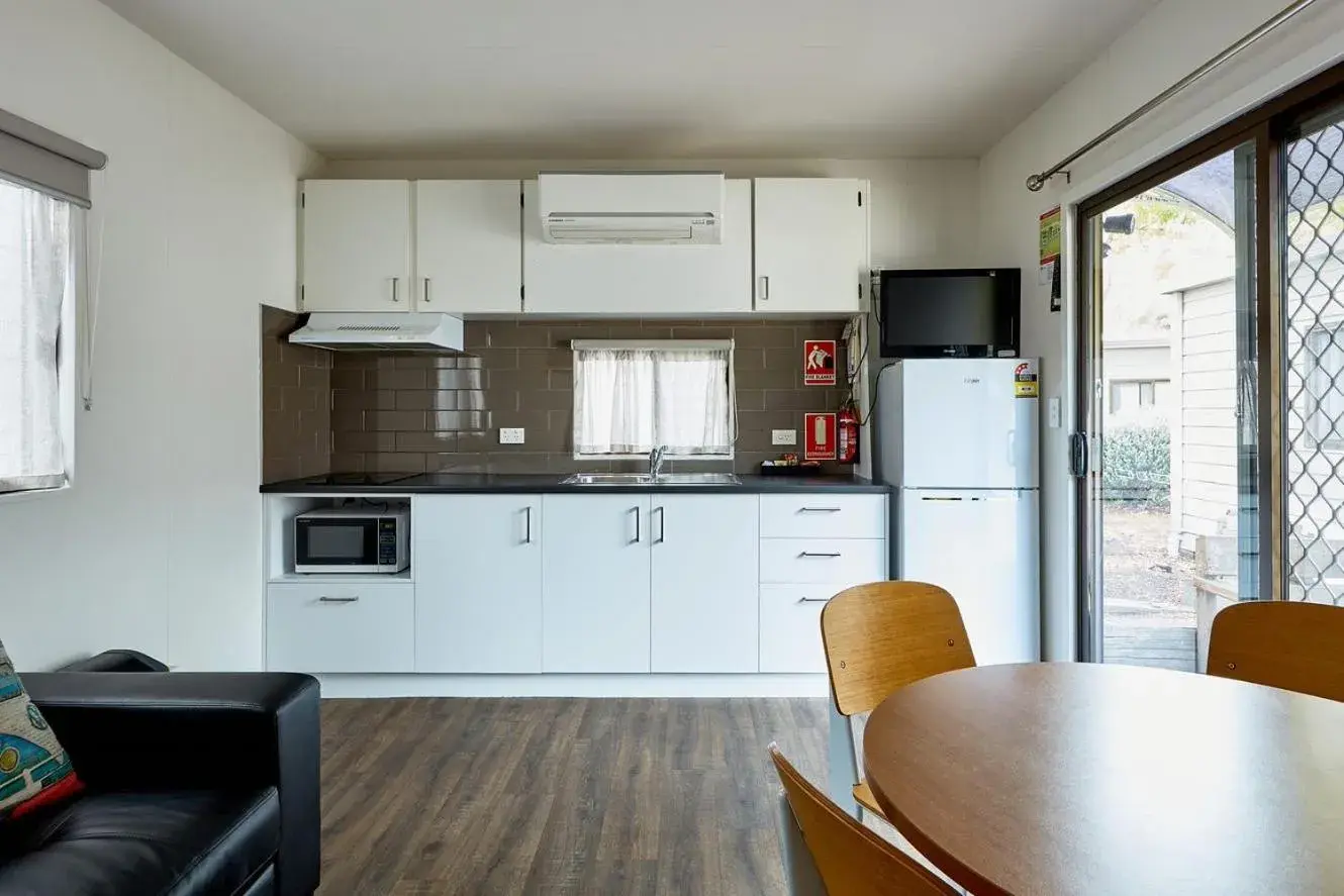 Erskine Cabin in Lorne Foreshore Caravan Park Erskine Cabin in Lorne Foreshore Caravan Park