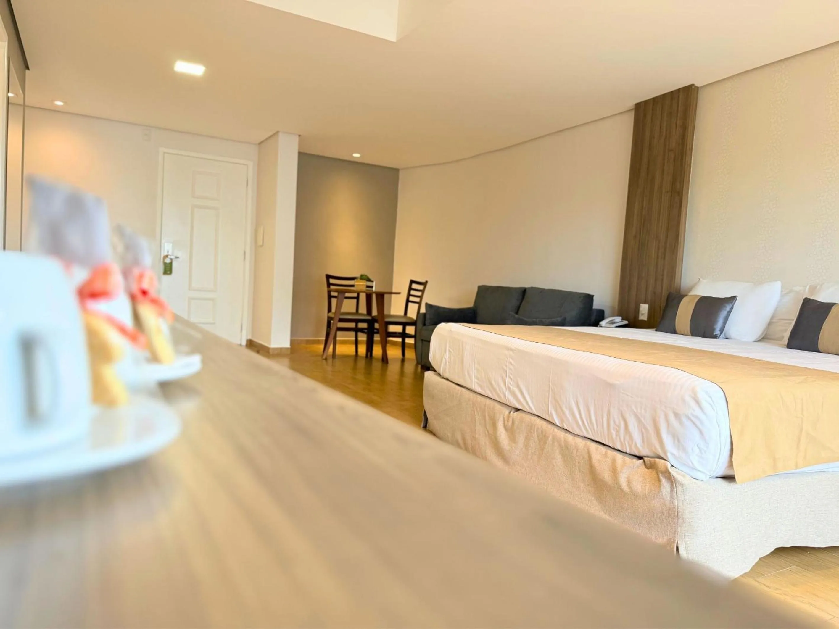 Photo of the whole room, Bed in Continental Inn