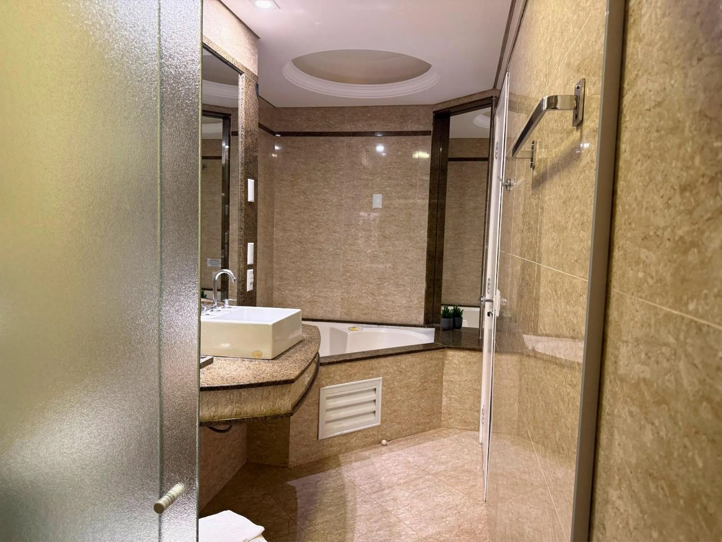 Hot Tub in Continental Inn