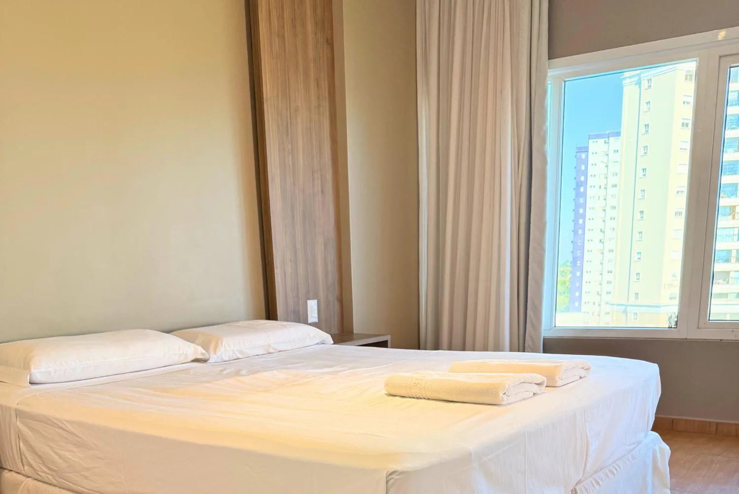 Bedroom, Bed in Continental Inn