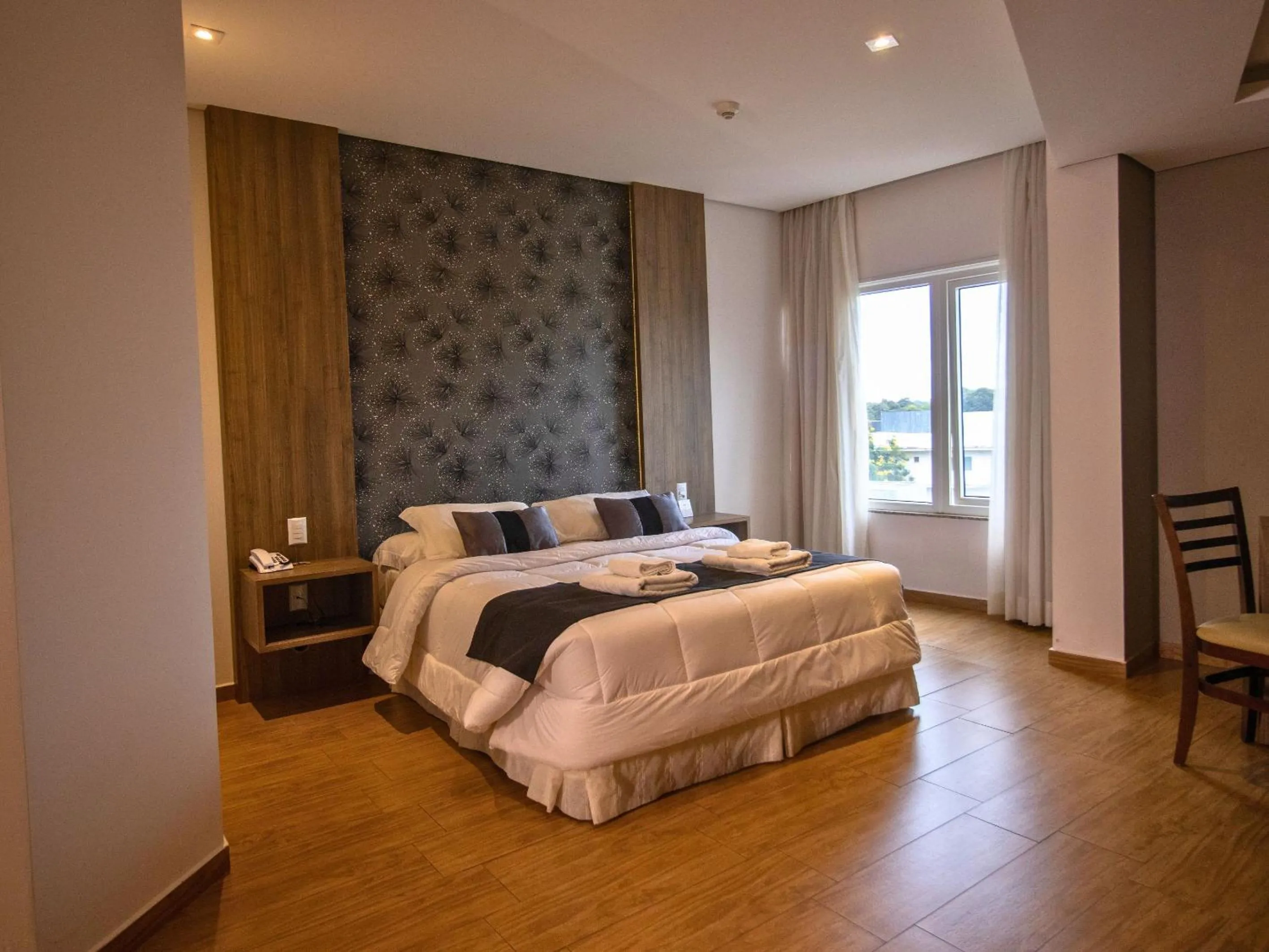 Bedroom, Bed in Continental Inn