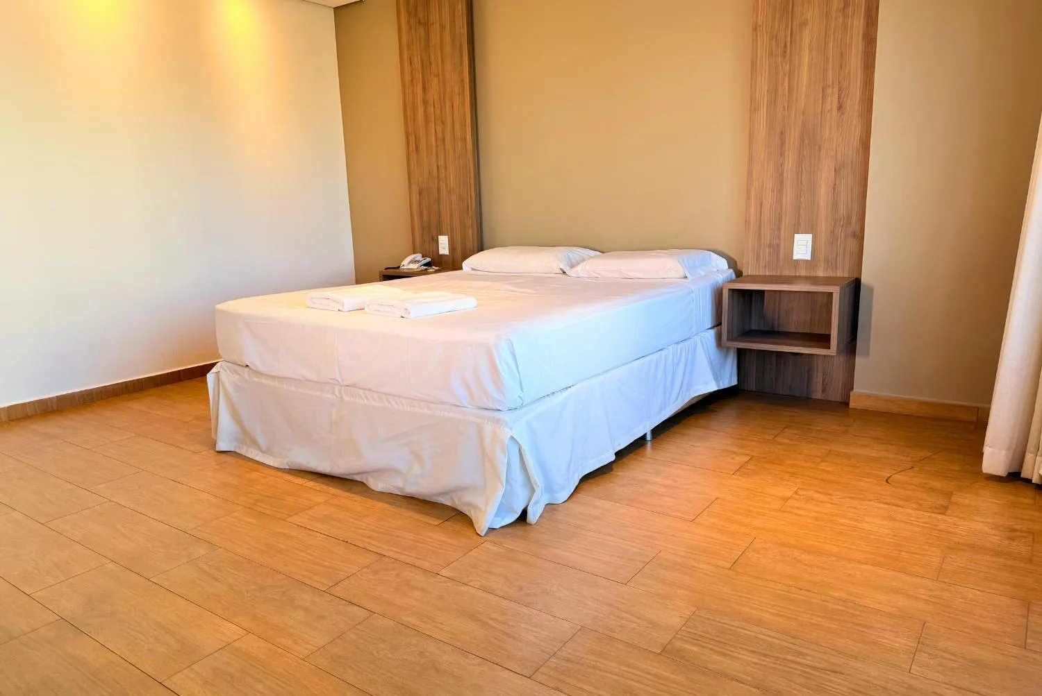 Bedroom, Bed in Continental Inn