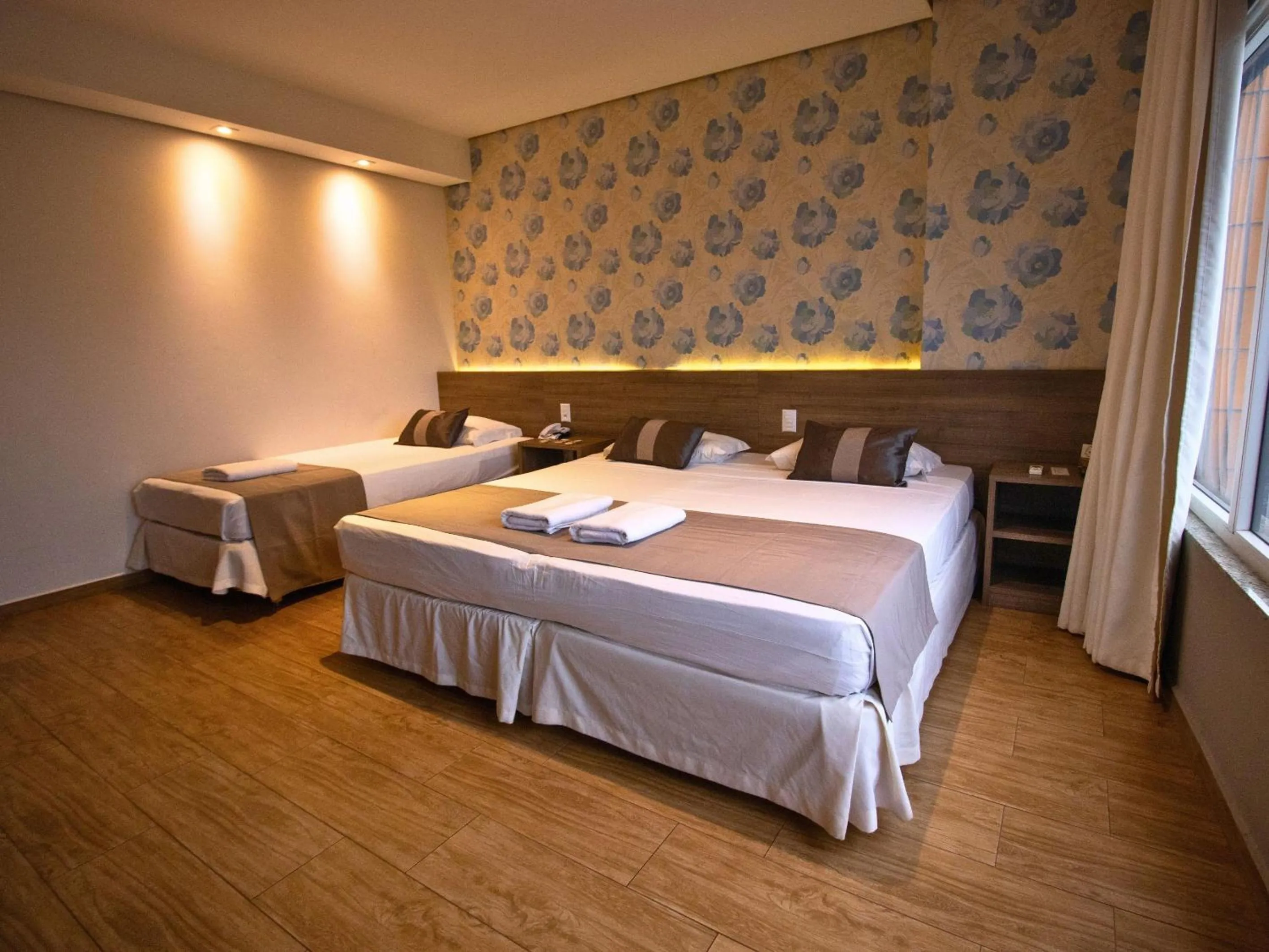 Bedroom, Bed in Continental Inn