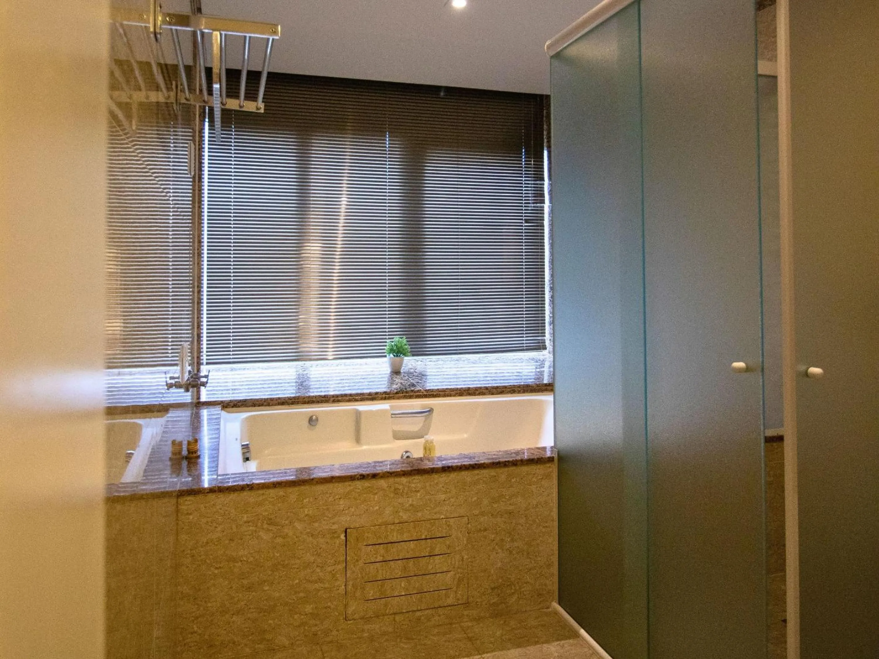 Hot Tub in Continental Inn