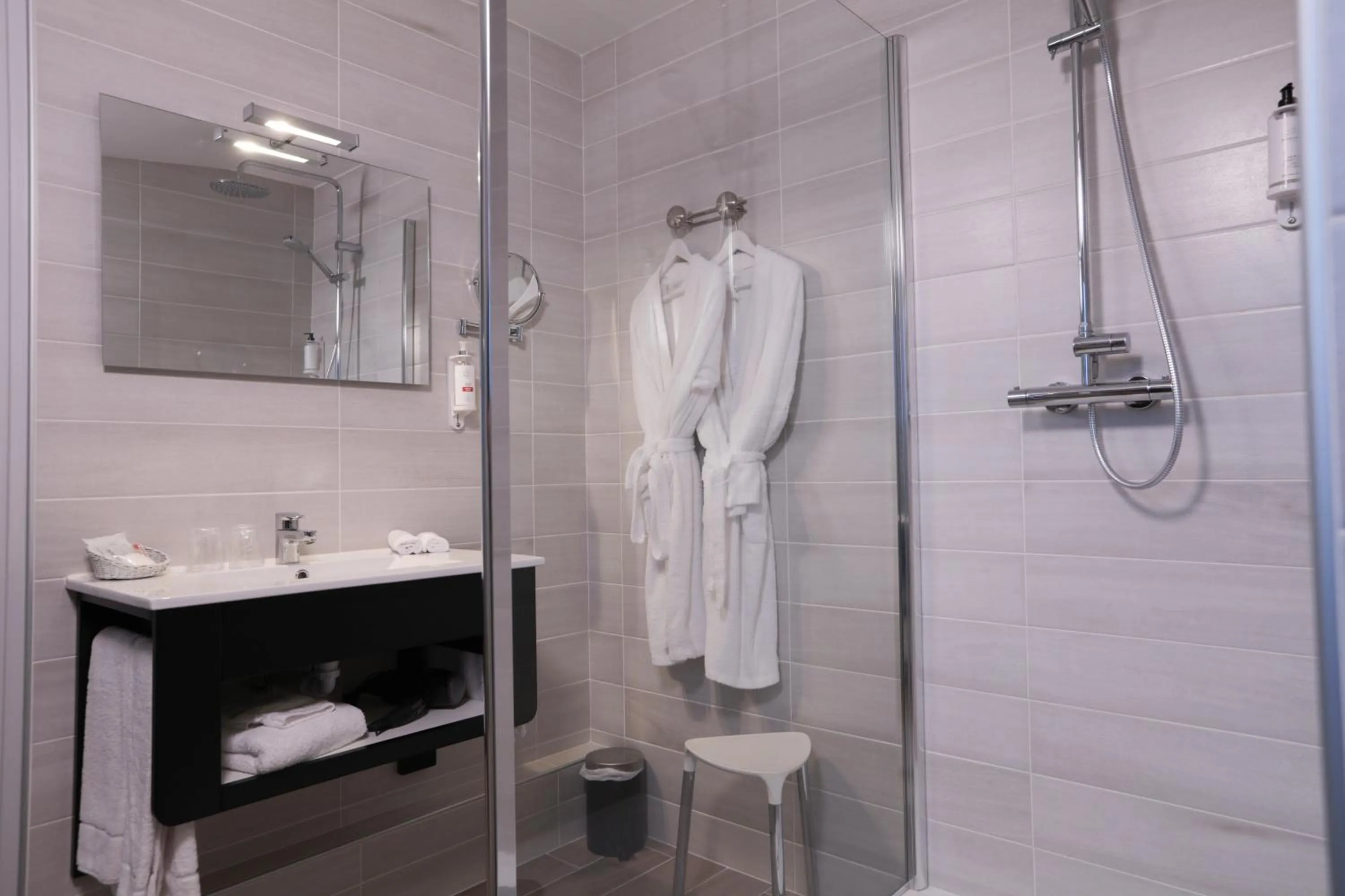 Bathroom in Hôtel Restaurant Des Remparts