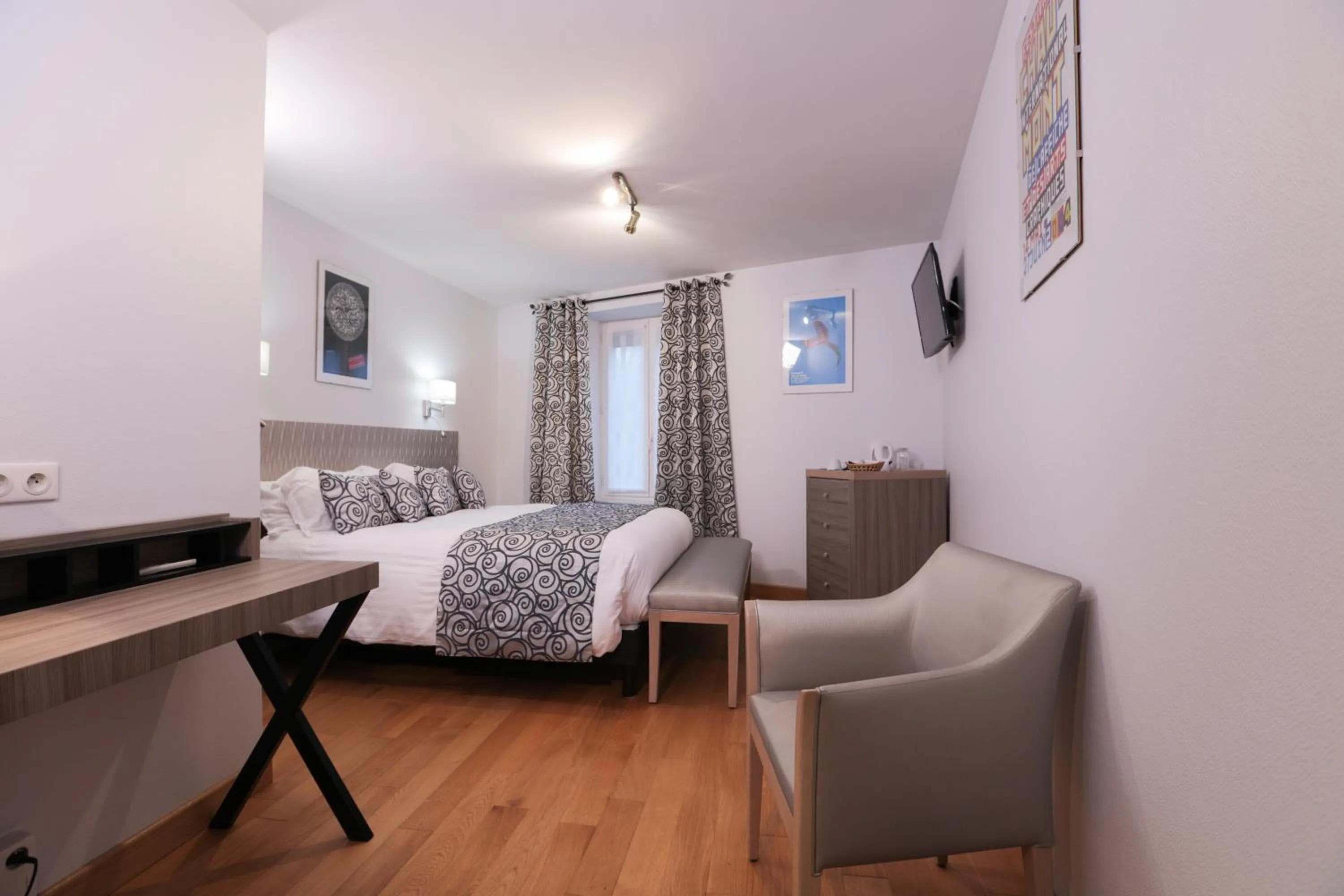 Photo of the whole room, Bed in Hôtel Restaurant Des Remparts