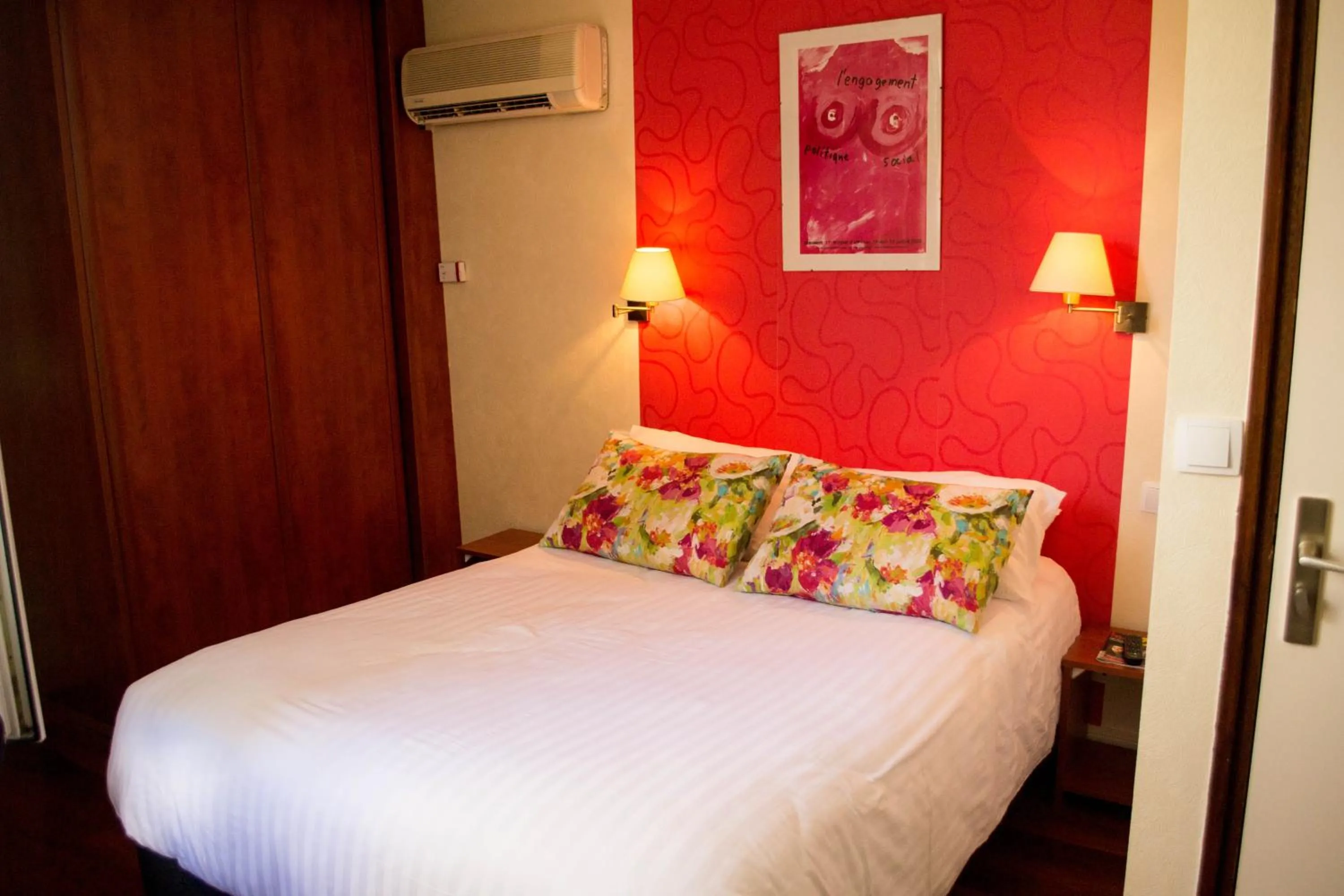 Bed in Hôtel Restaurant Des Remparts